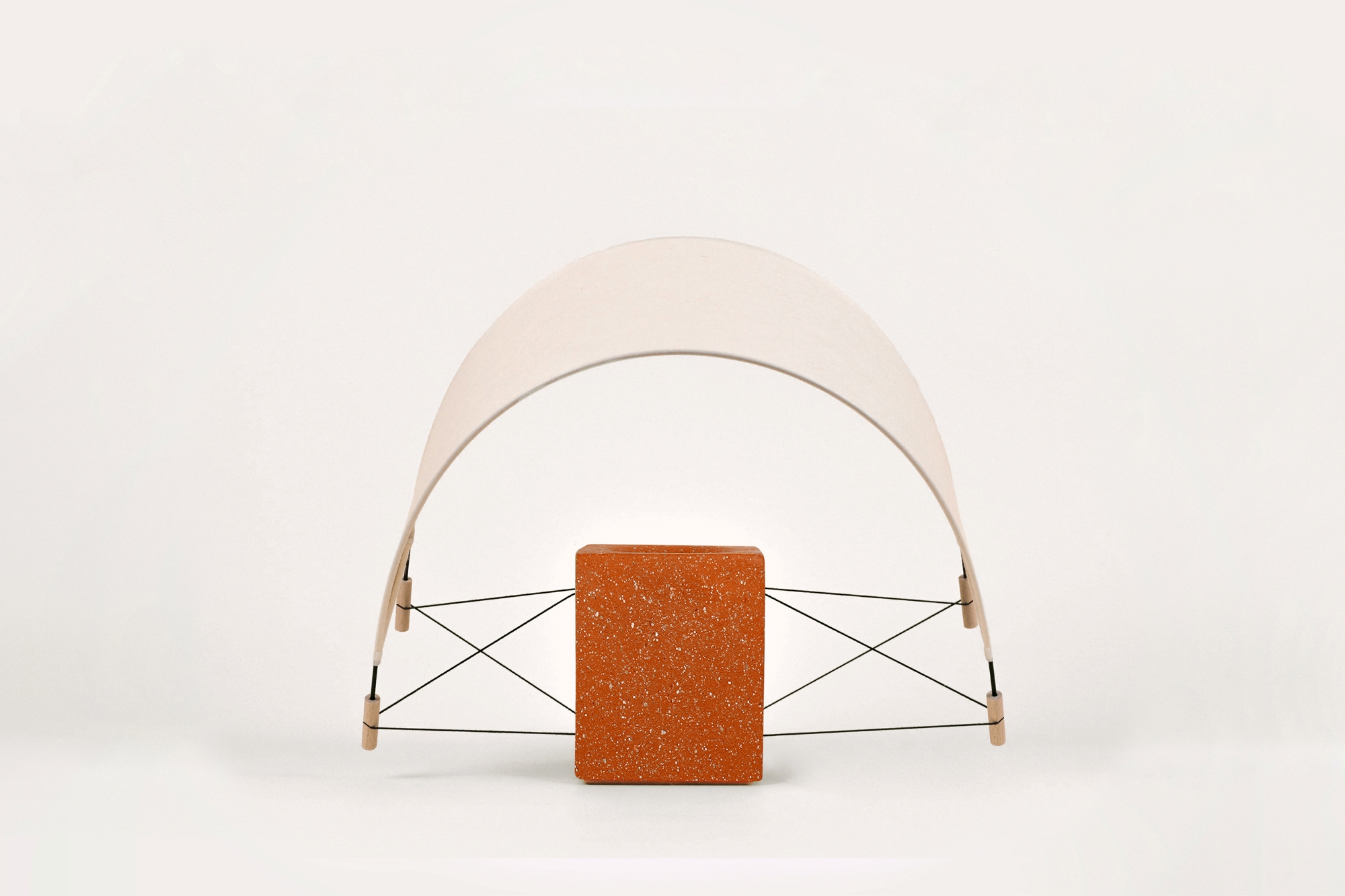 Écla Terracotta, petite lampe à poser et papier washi en terre cuite avec l'abat-jour incliné vers l'avant.