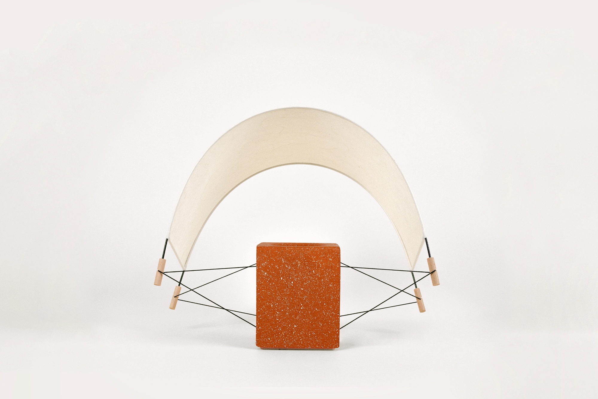 Écla Terracotta, petite lampe à poser et papier washi en terre cuite avec l'abat-jour incliné vers l'arrière.