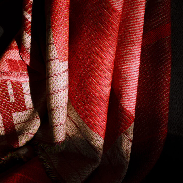 Collection alcôve, plaid, tissage jacquard, jarilux, étreinte, laine, design, dessin, graphisme, couleurs, maille, matière, tissage