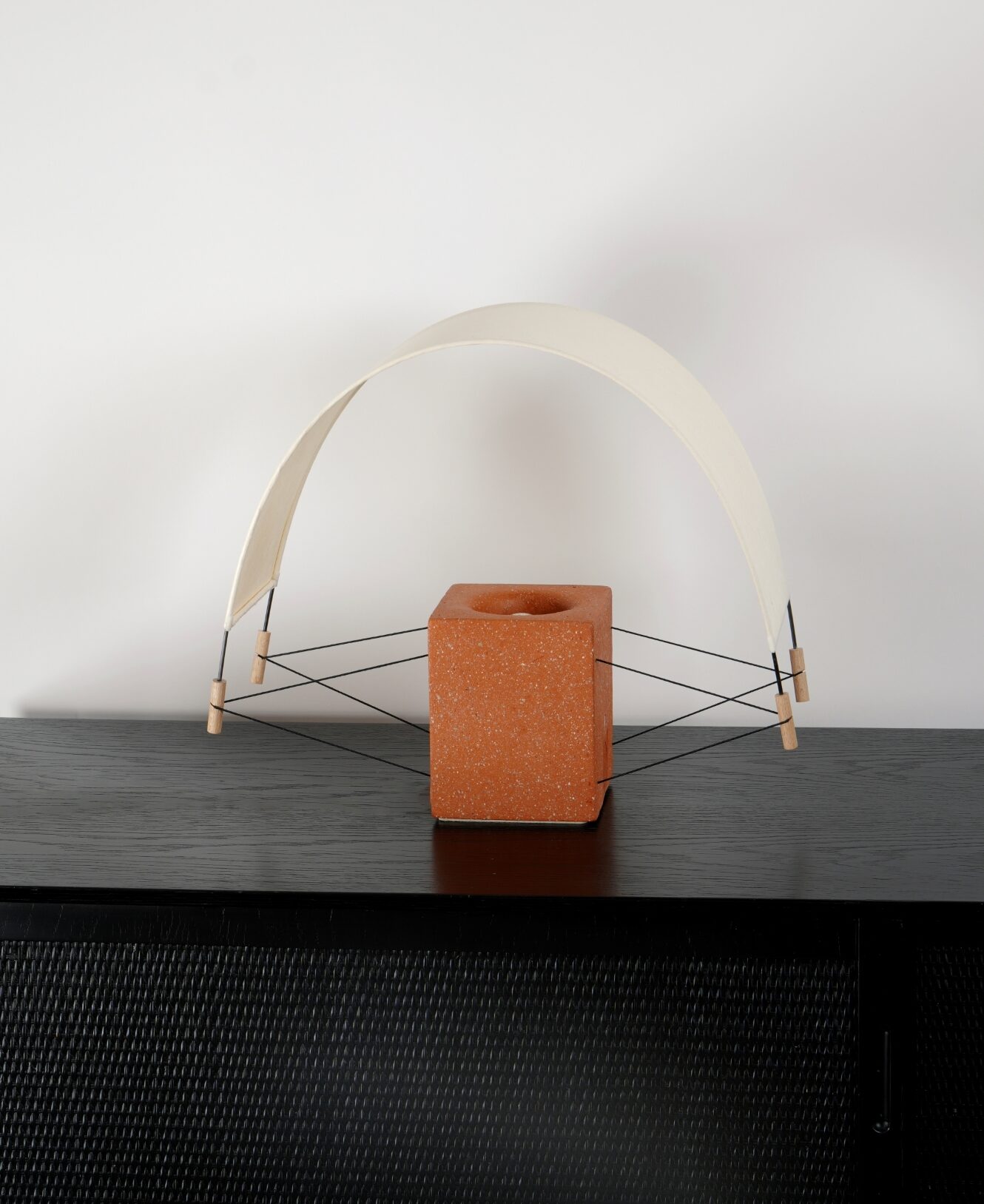 Écla Terracotta éteinte posée sur une commode noire 