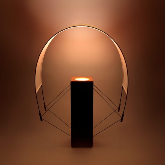 Photo Lumia lampe à poser de la Collection Aura réalisée par Maison Cédrat. Fabriqué en terre cuite et en papier japonais. En finition terre cuite, la lumière se teinte de rouges rosés et diffuse une lumière d'ambiance chaleureuse.