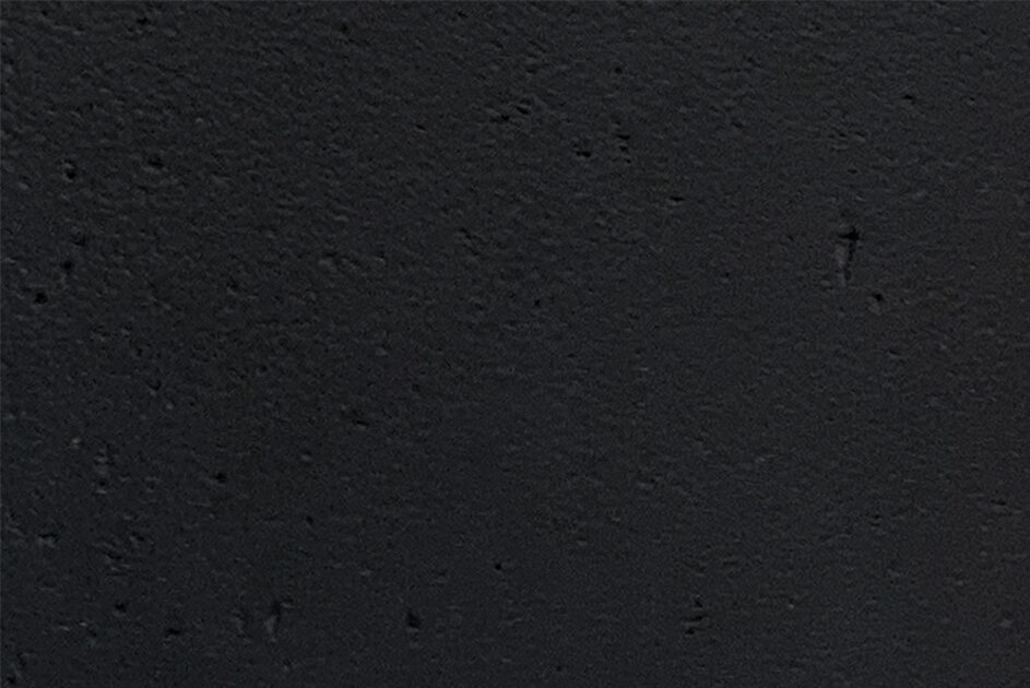 Image Finition terre peinte en noir pour nos lampes de la Collection Aura.