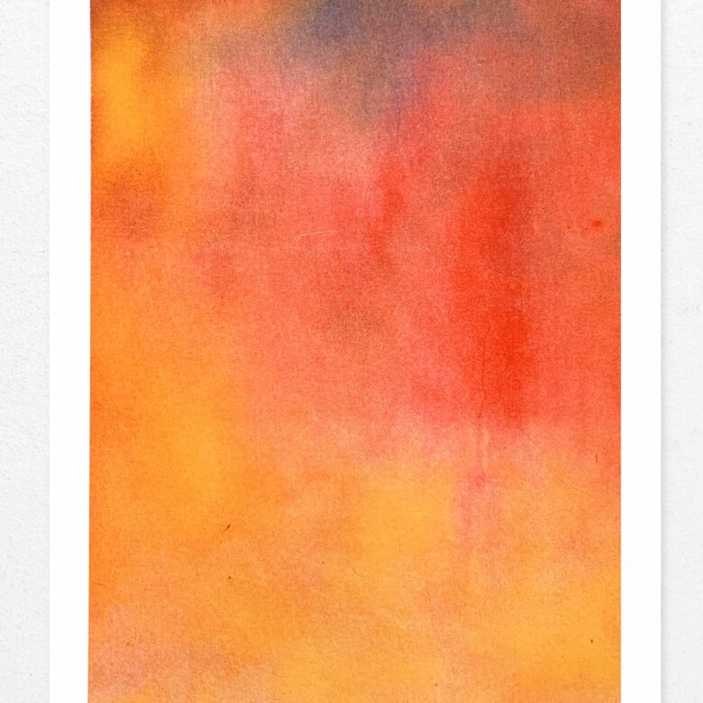 Photographie de la risographie Aura entière sur fond neutre texturé