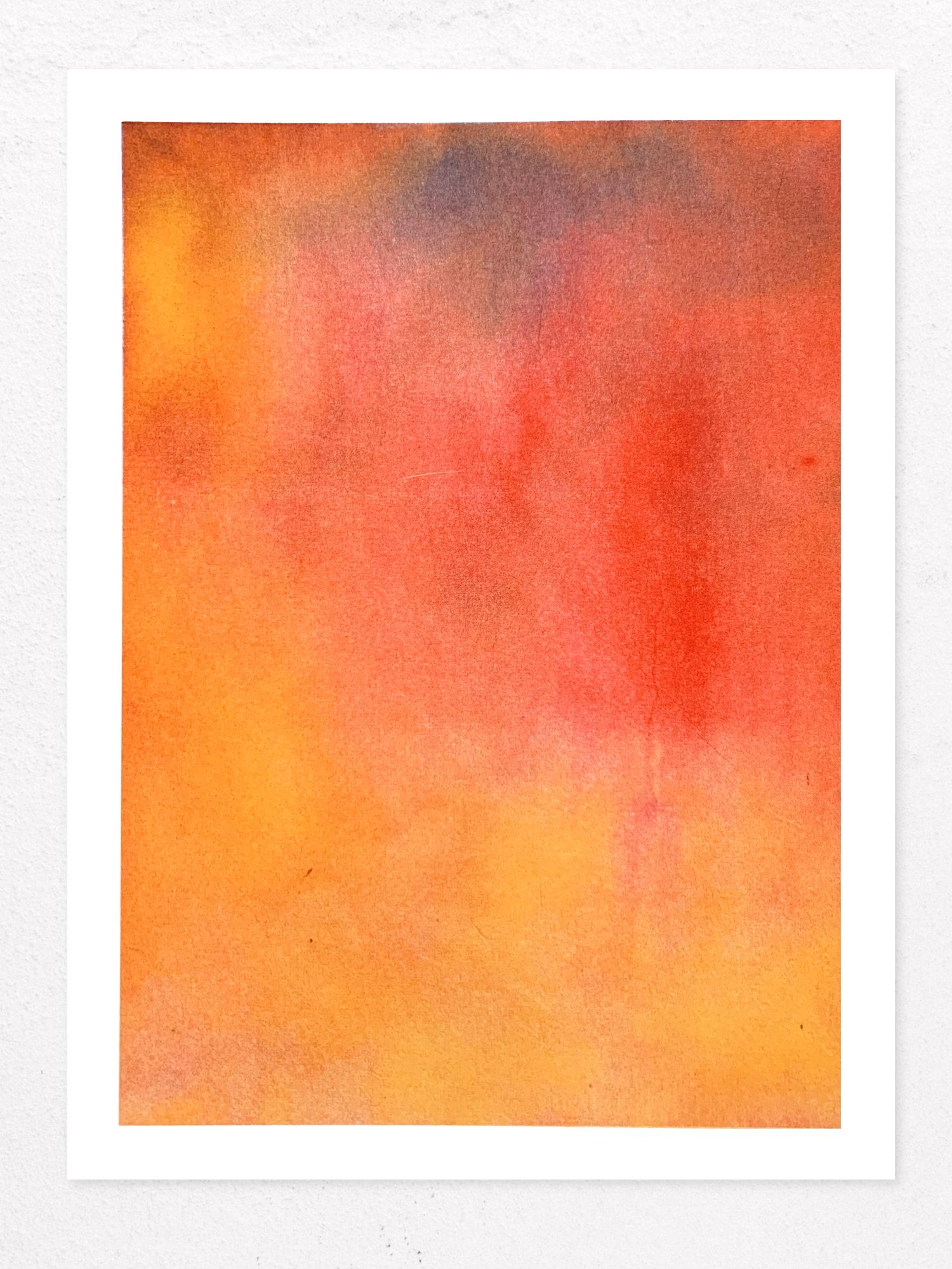 Photographie de la risographie Aura entière sur fond neutre texturé