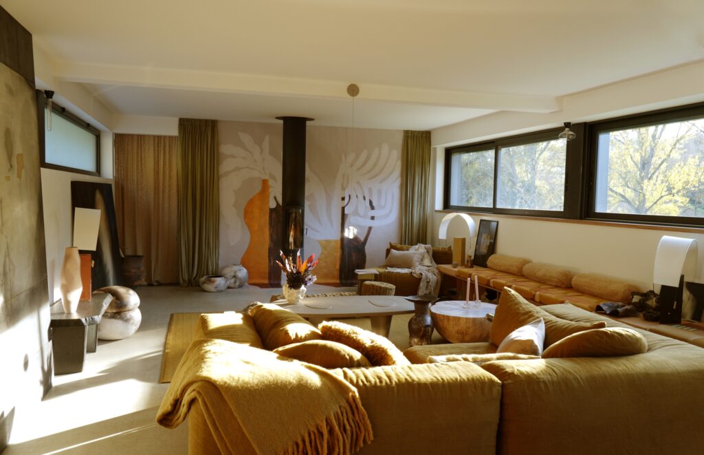 Photographie des lampe à poser Lumia créée par Maison Cédrat dans un joli salon chez Maison Makeba aux teintes chaleureuses