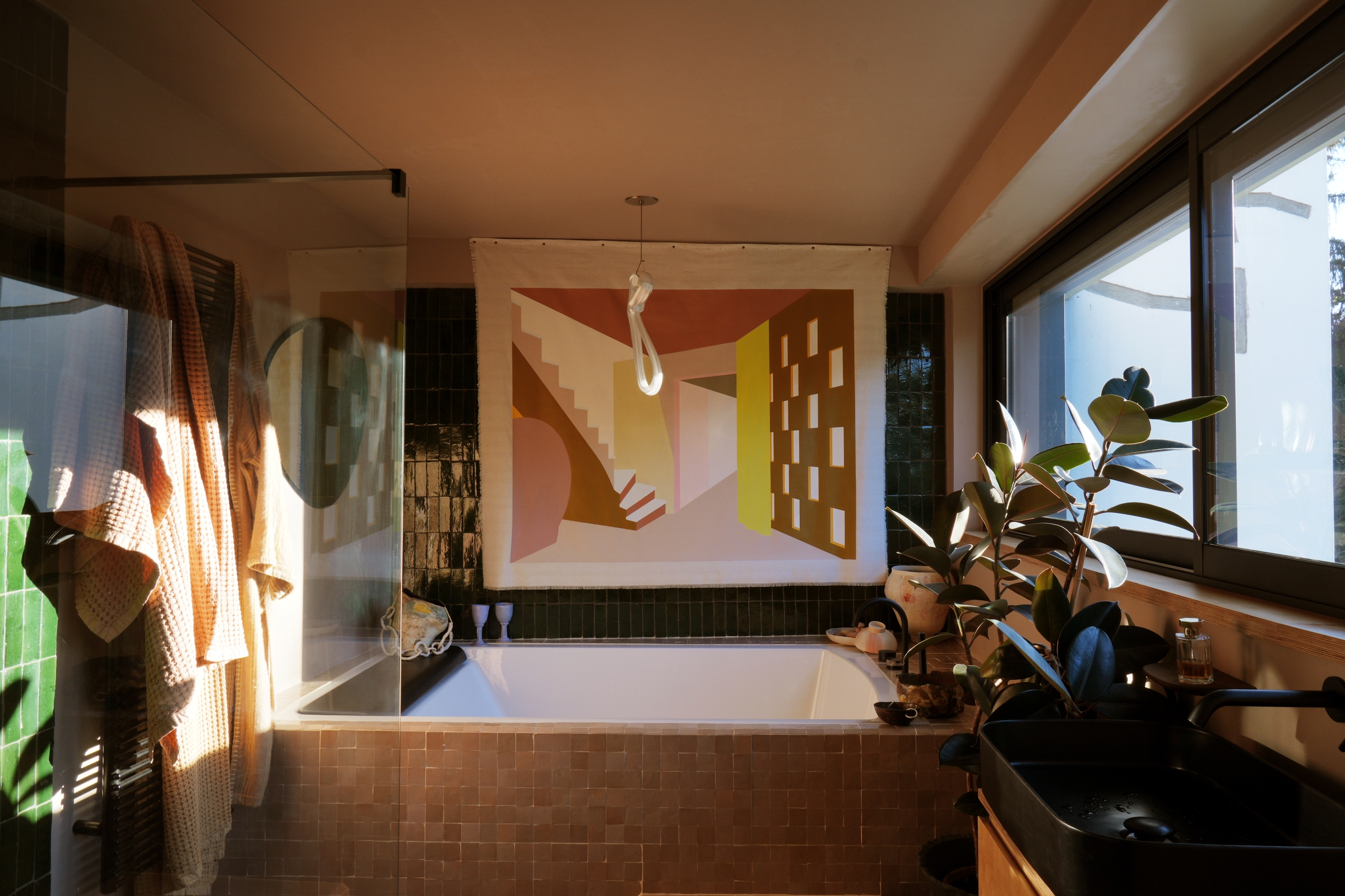 image de la tenture réalisée par Maison cédrat sur-mesure pour Maison Makeba mise en valeur dans une salle de bain