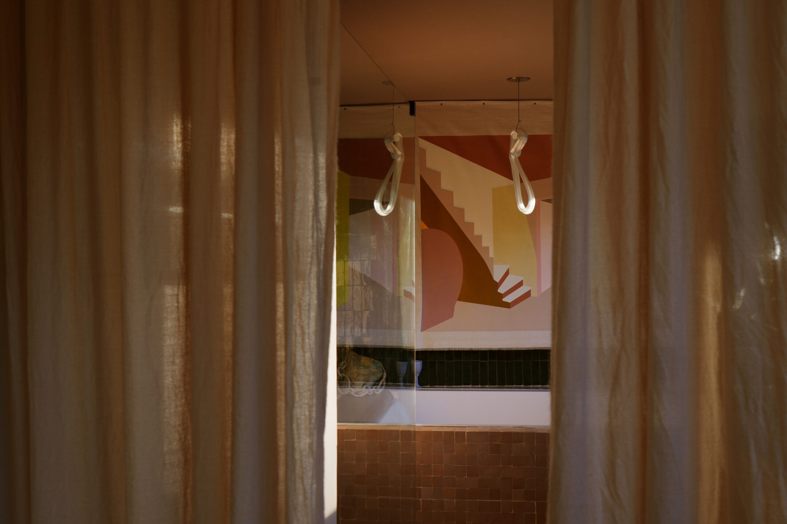 image de la tenture réalisée par Maison cédrat sur-mesure pour Maison Makeba mise en valeur dans une salle de bain