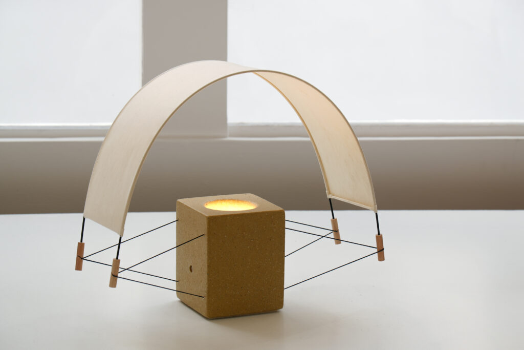 Écla Terre Crue, lampe à poser allumée en terre crue et papier washi de la collection Aura par Maison Cédrat. Photos de l'exposition à la Galerie Joseph pendant la Paris Design Week 2025.