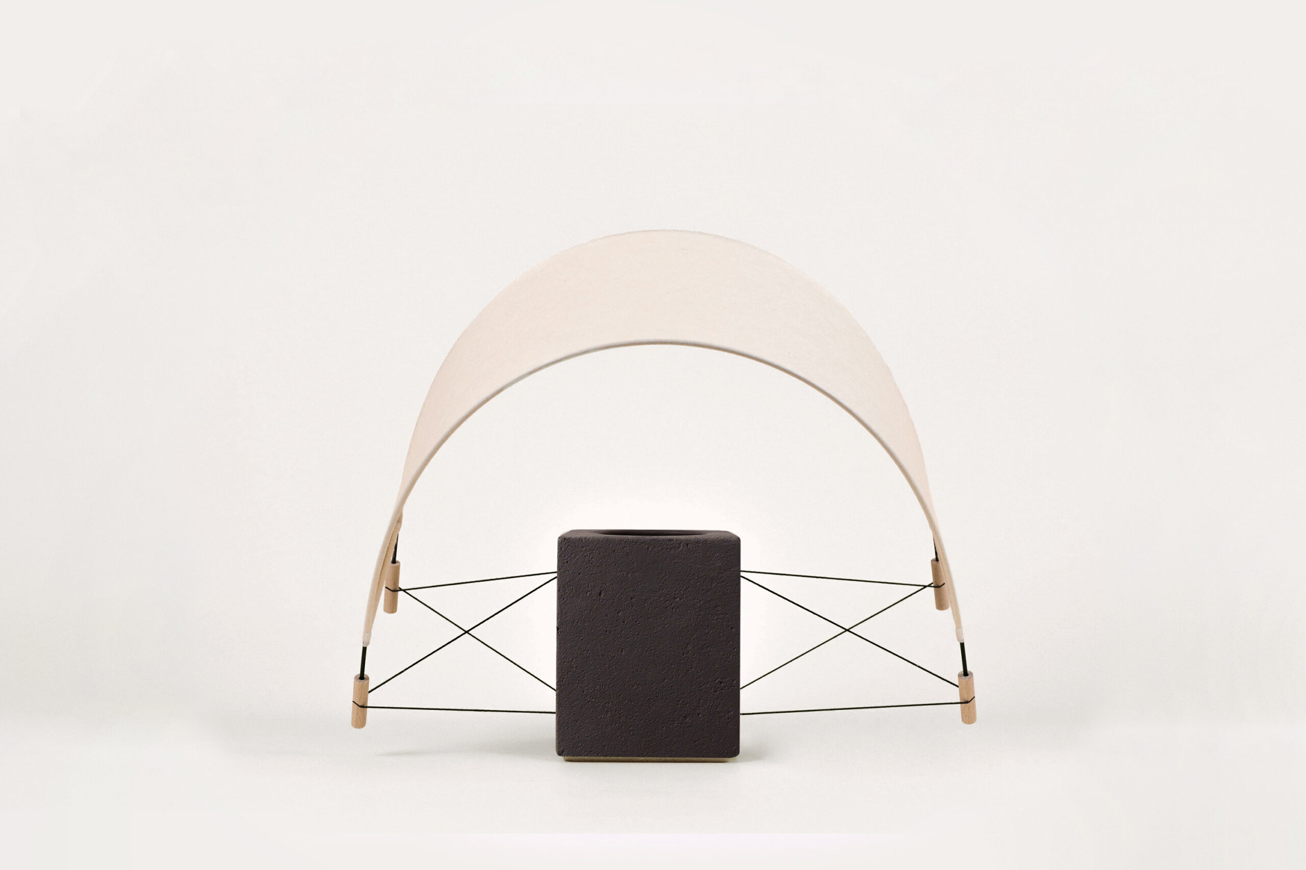 Écla Noire, lampe à poser en papier washi et terre cuite peinte en noir avec l'abat-jour incliné vers l'avant.