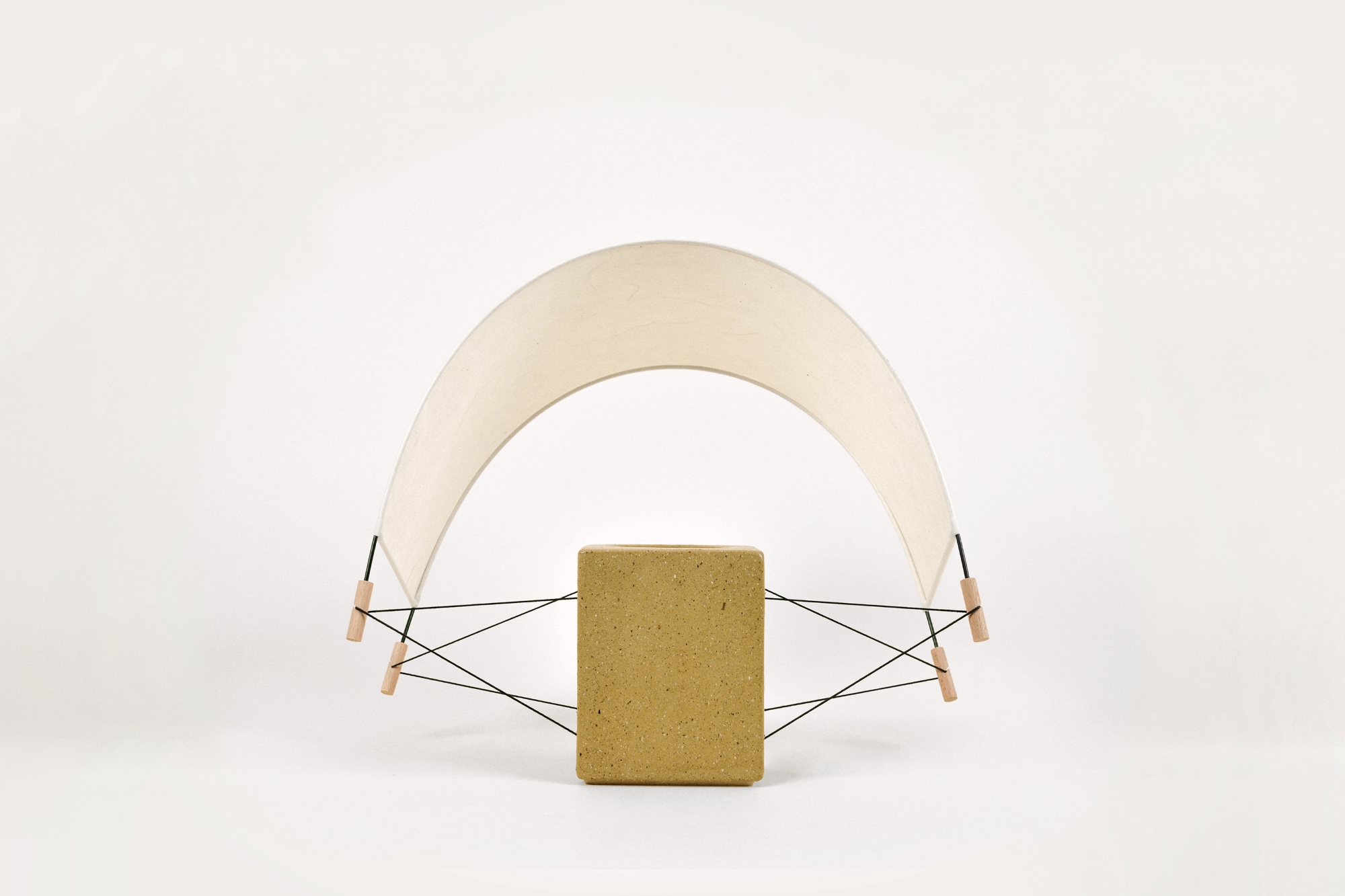 Écla Terre Crue, petite lampe à poser et papier washi en terre crue avec l'abat-jour incliné vers l'arrière.