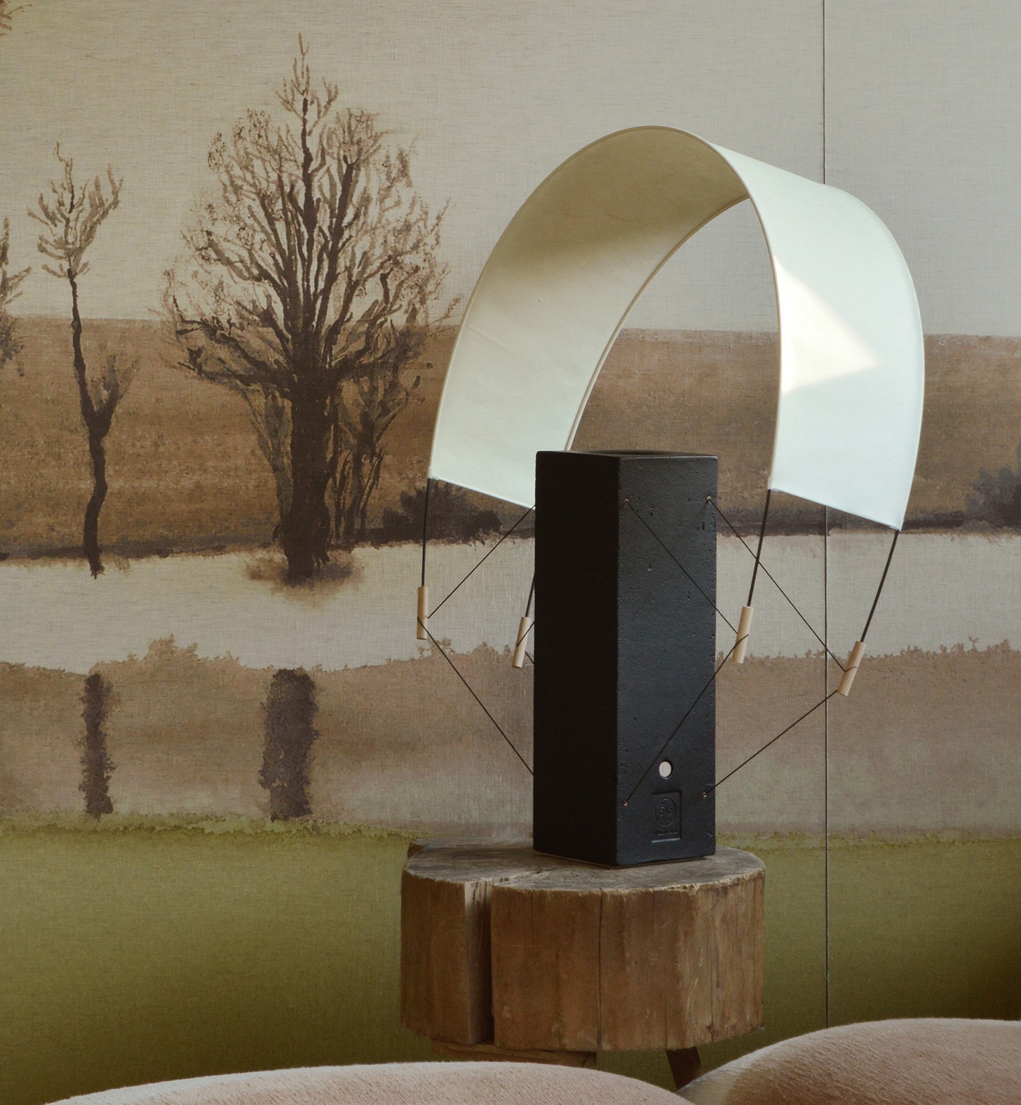 Lumia en terre peinte en noir avec la voile inclinée dans un décor de Maison Makeba 