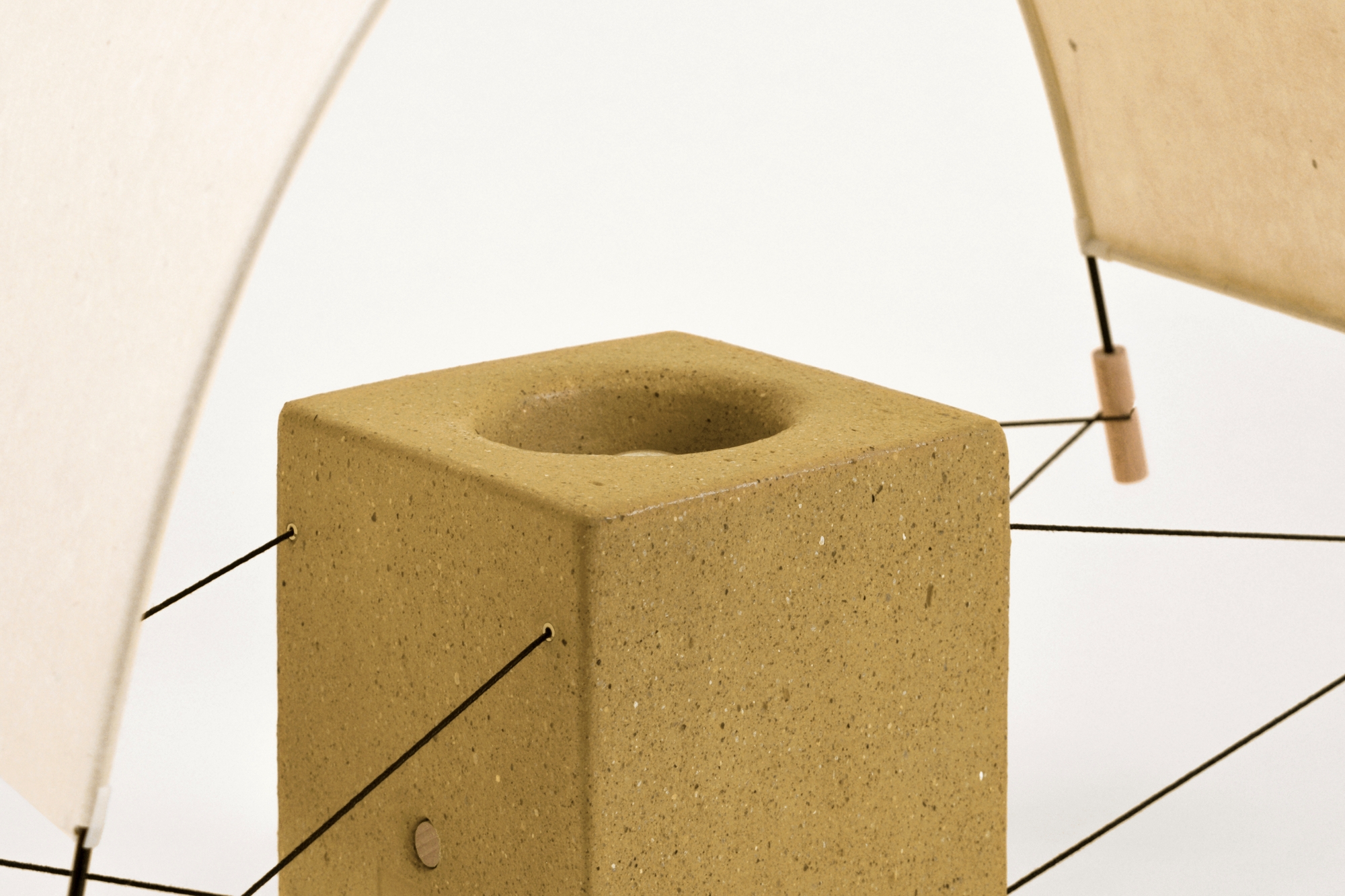 Détails de la terre crue de Écla Terre Crue révélant sa teinte naturelle beige et son grain minéral.