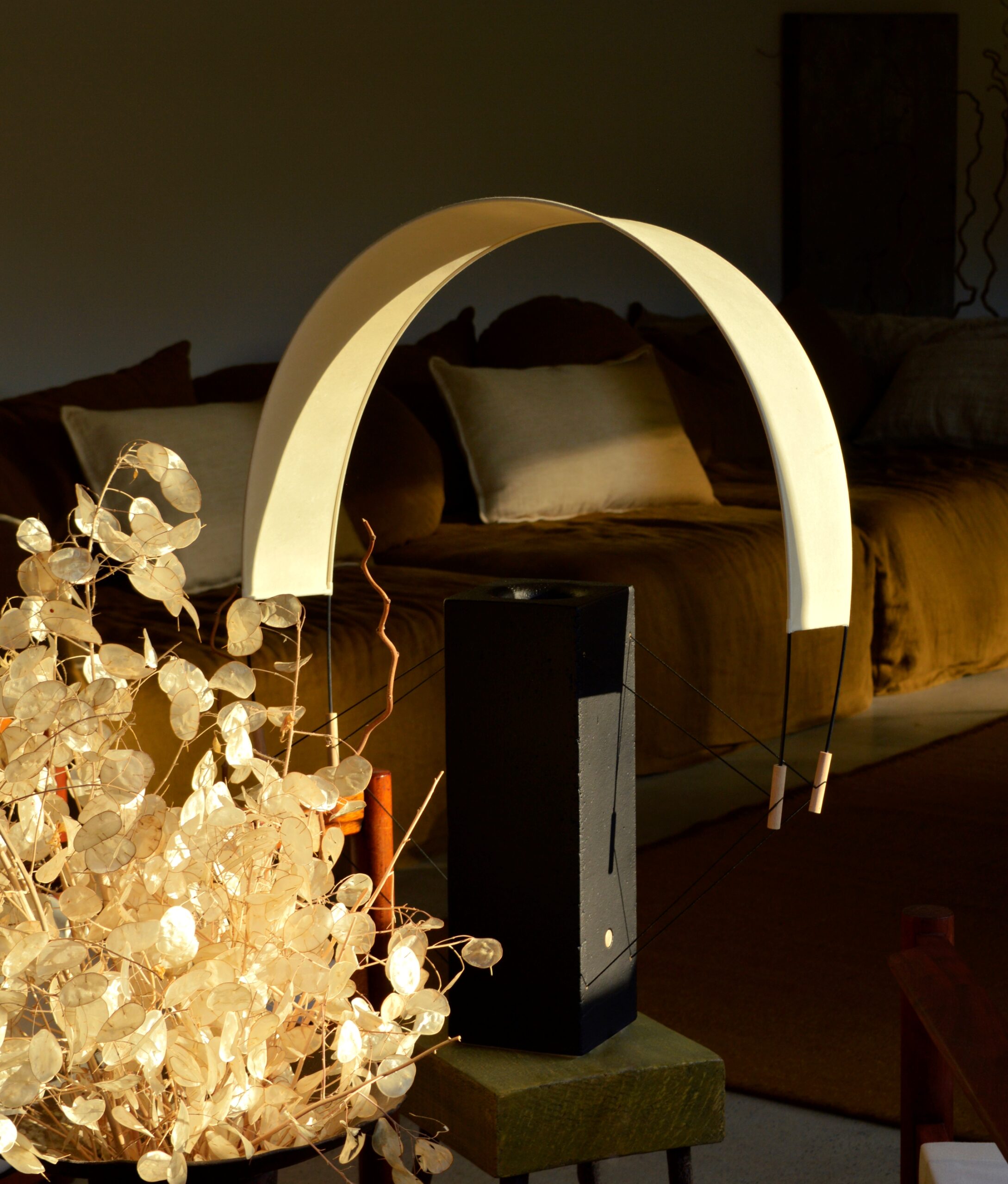 Lumia Noire, lampe à poser signée Maison Cédrat, détails des matières naturelles la terre et le papier washi