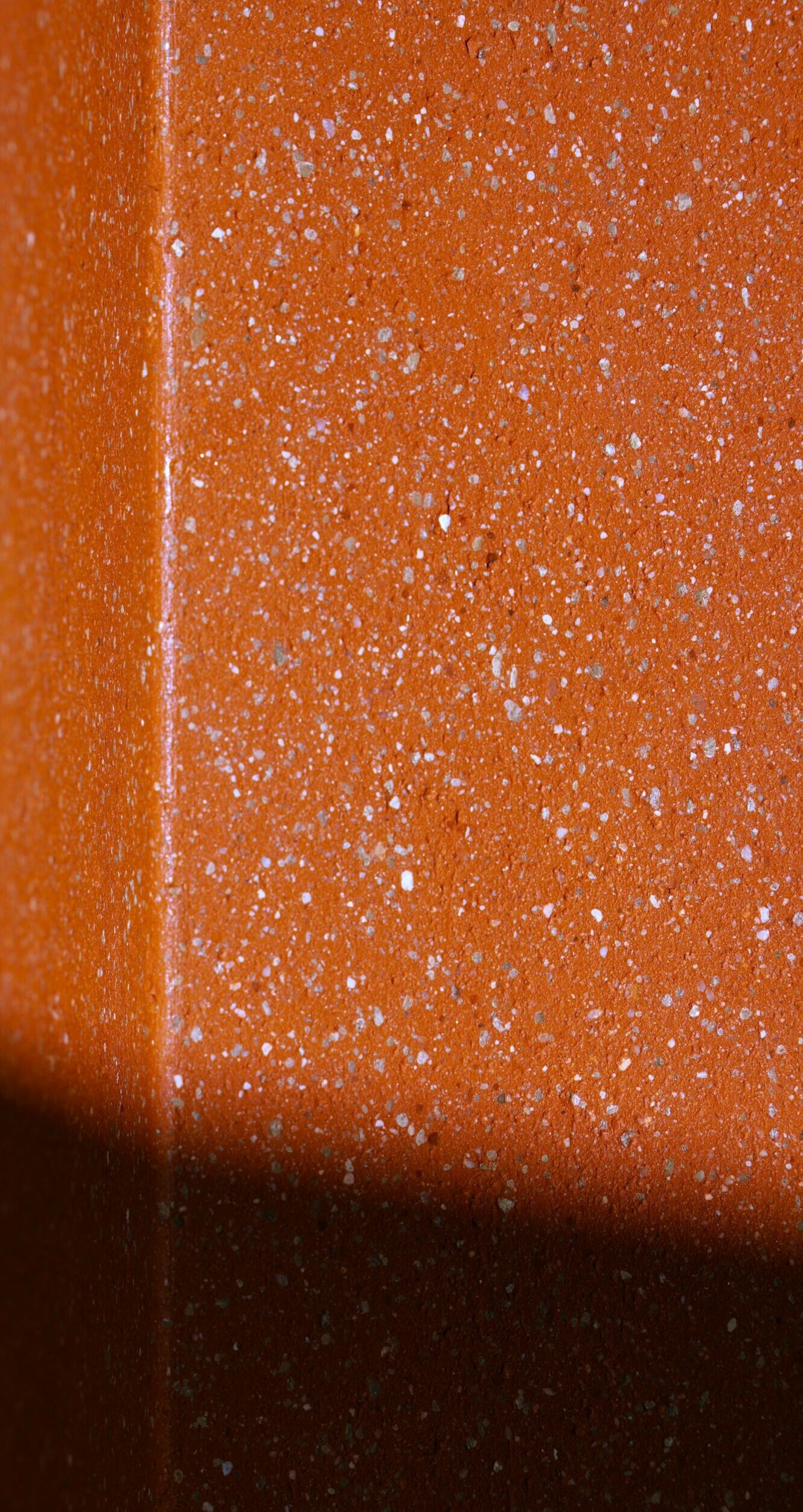 Détail de la terre cuite de Lumia Terracotta mettant en valeur sa couleur naturelle et sa texture artisanale