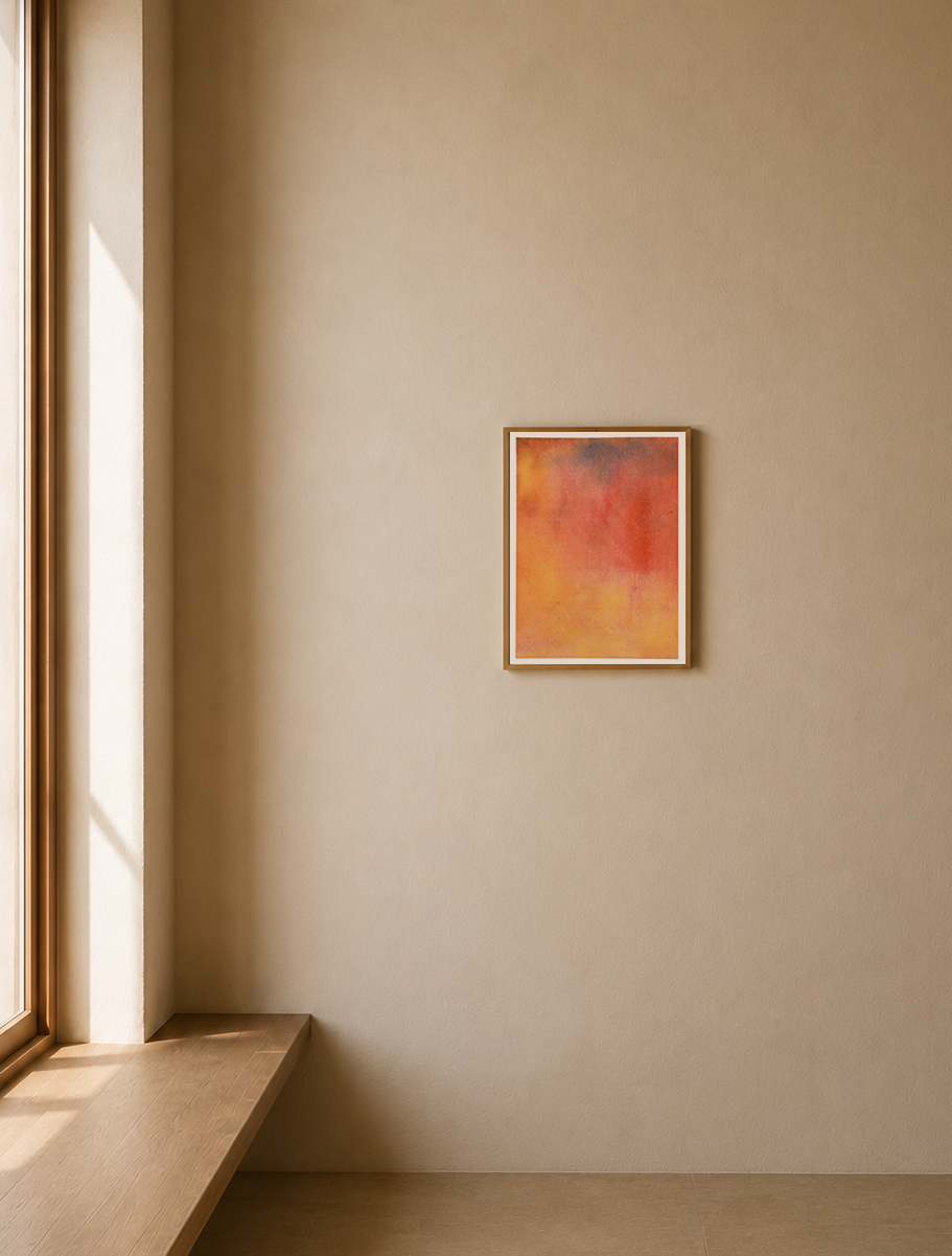Risographie Aura encadrée dans un intérieur contemporain, inspirée de la lumière et des paysages méditerranéens.