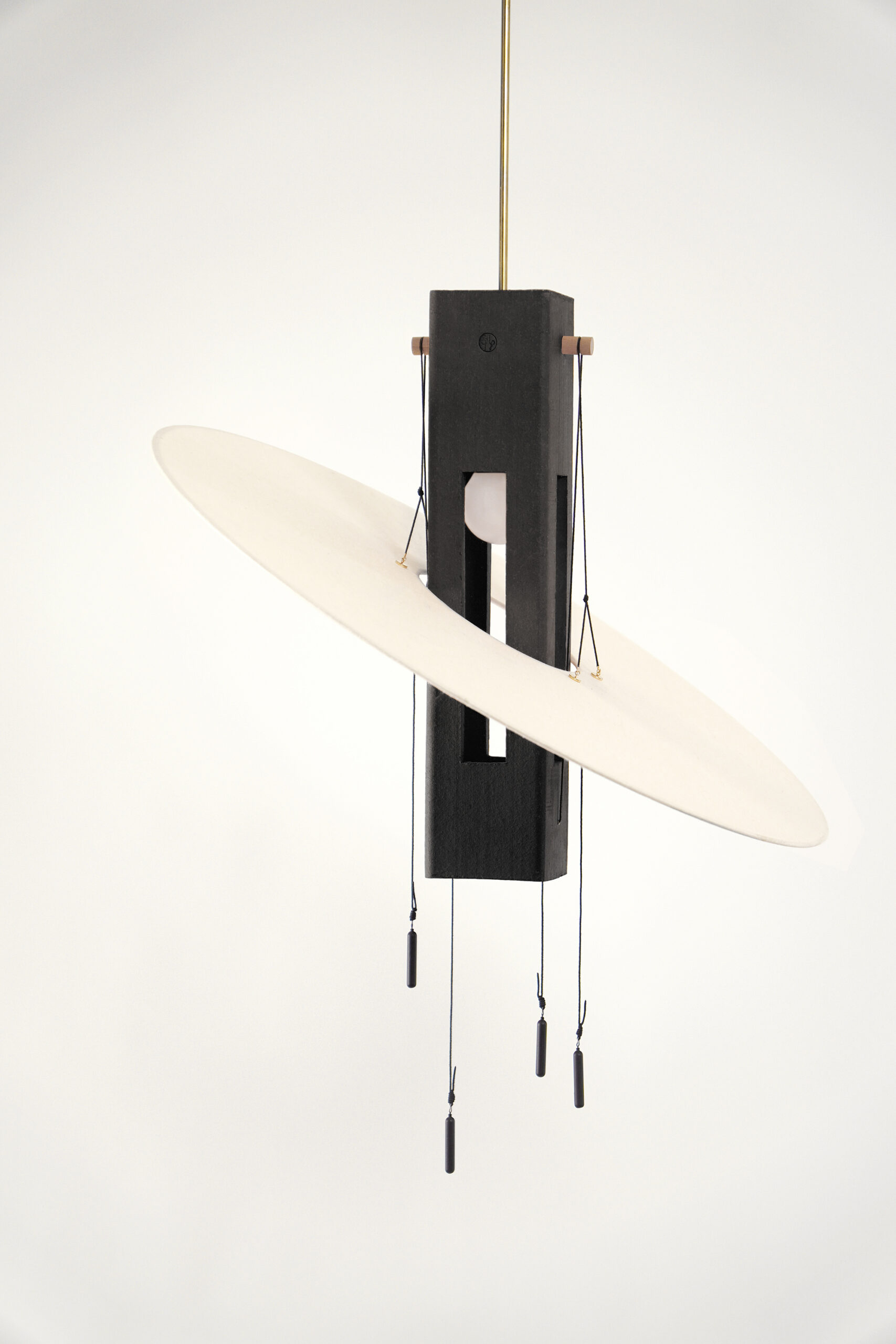 Nova Noire, suspension design éteinte, en terre peinte en noir et papier washi artisanal, de la Collection Aura par Maison Cédrat. Vue de la lampe éteinte avec voile inclinée.