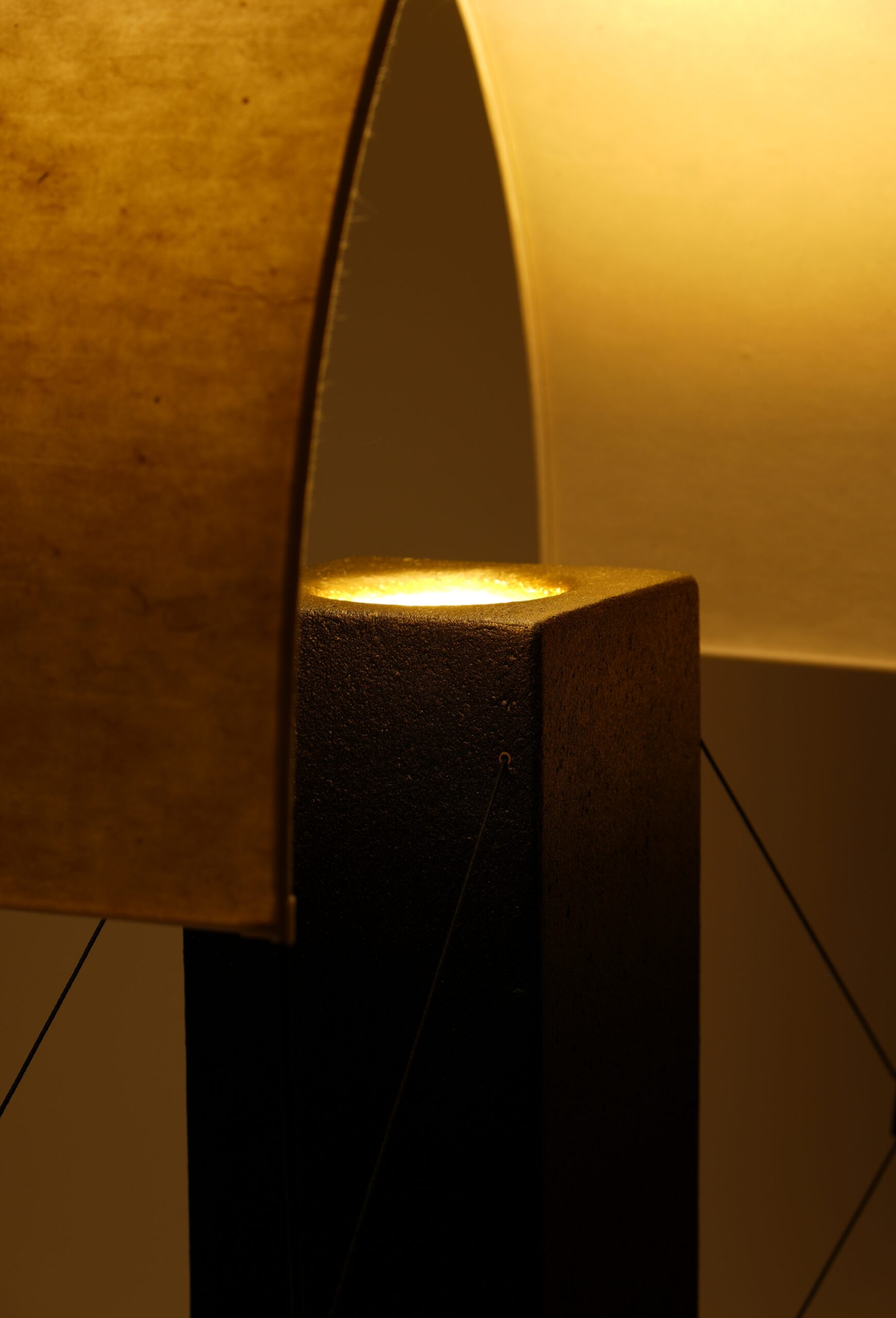 Zoom sur la finition dorée de Lumia d'Or. Réalisée en pièce unique, cette patine subtile capte la lumière et rend hommage aux emblématiques Palets d'Or du chocolatier Thierry Papereux, révélant tout le savoir-faire artisanal de Maison Cédrat.