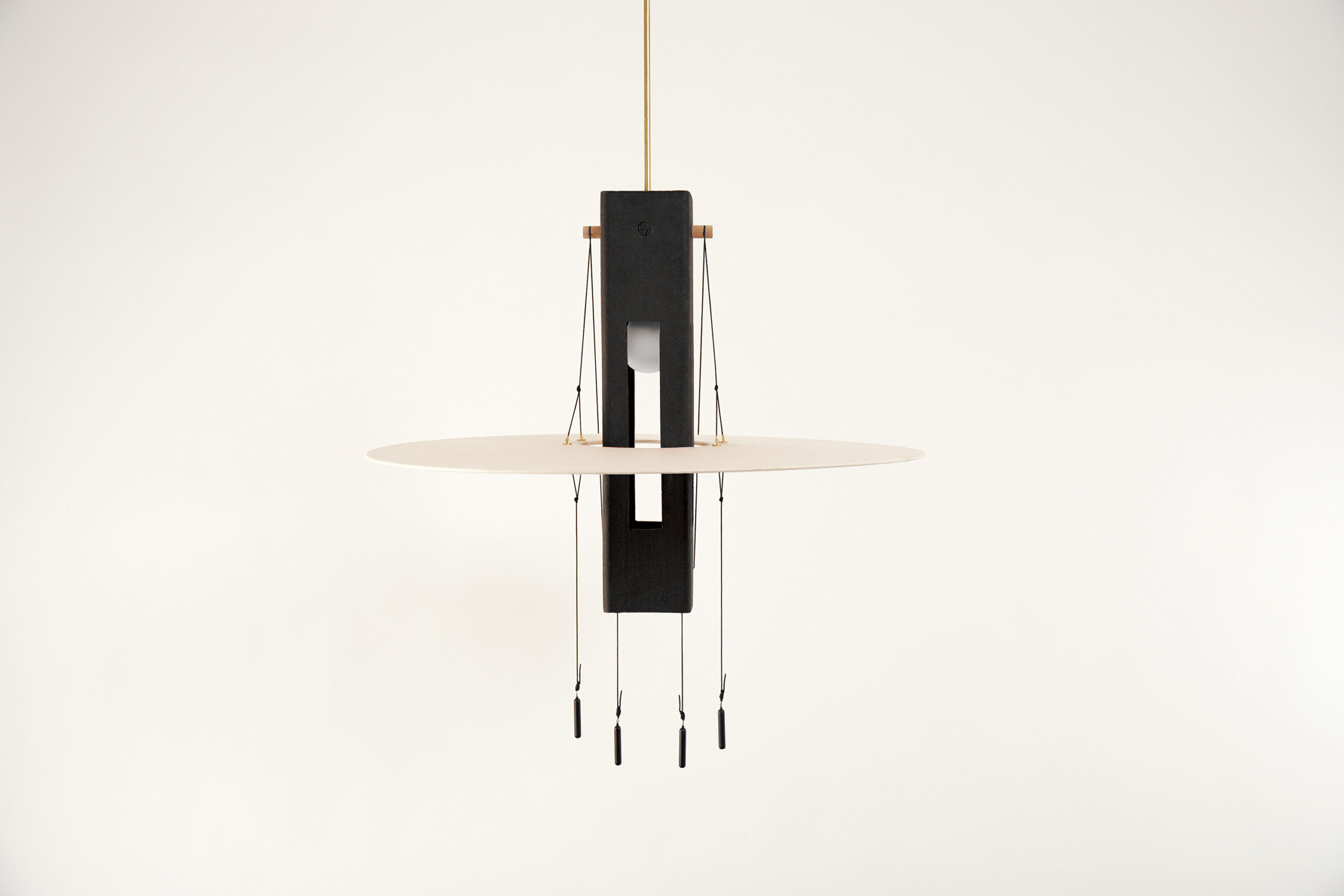 Nova Noire vue de face, Suspension lumineuse éteinte en terre cuite peinte en noir et papier washi suspendue.