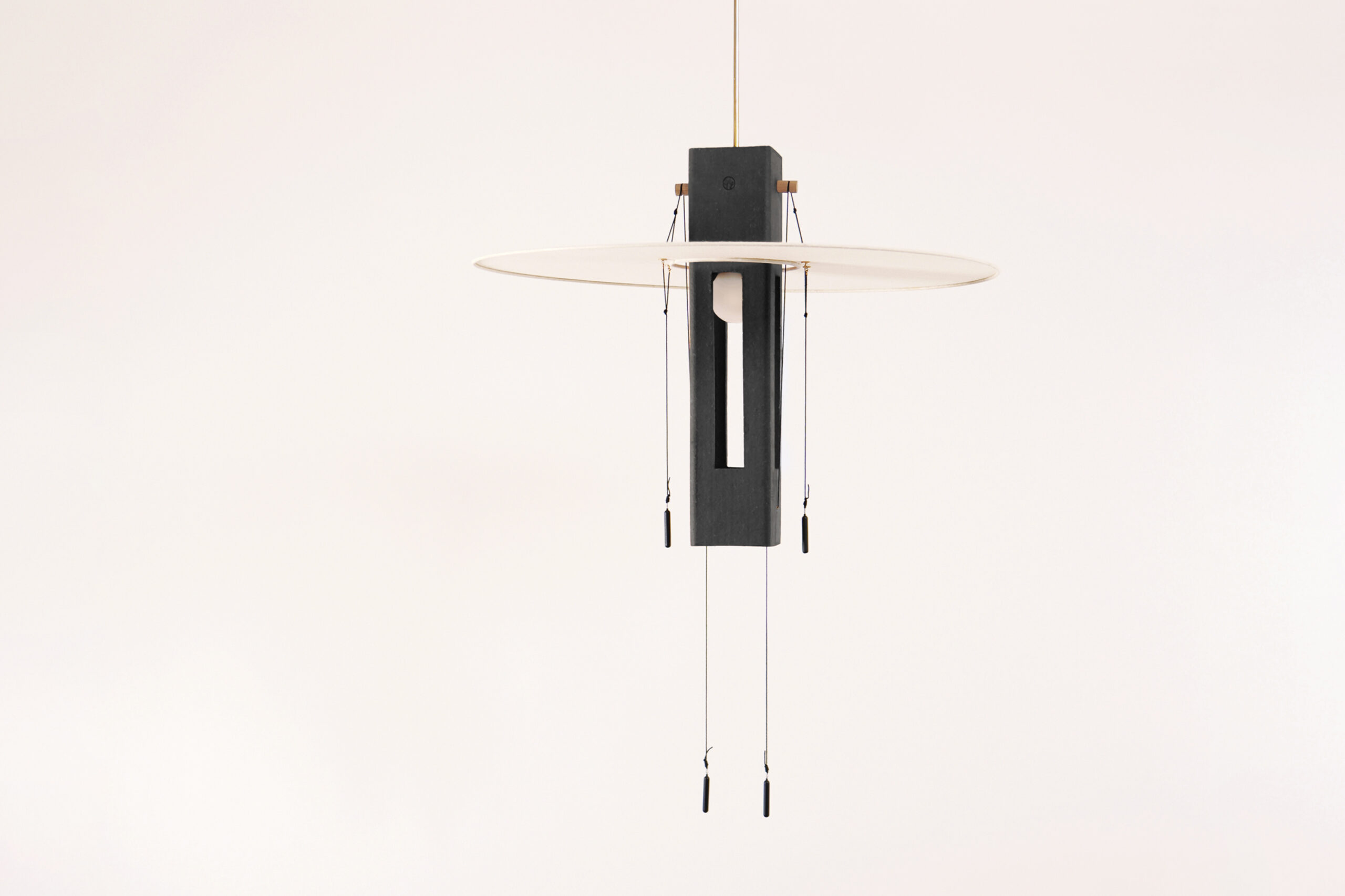 Nova Noire, suspension design en terre cuite peinte en noir et papier washi, l'abat -jour est en position haute. De la Collection Aura par Maison cédrat.