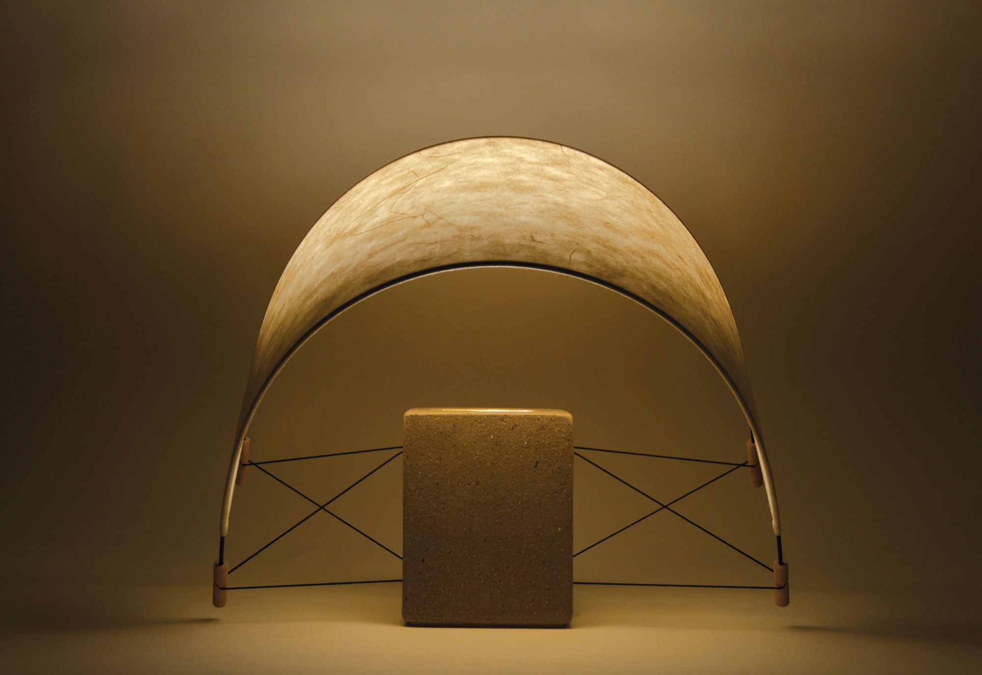 Écla 18 Écla Terre Crue, lampe à poser allumée en papier washi er terre crue avec l'abat-jour incliné vers l'avant.