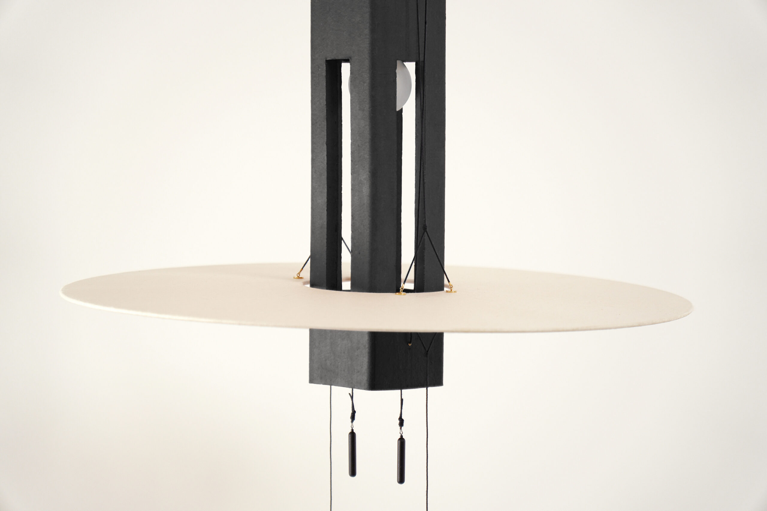 Nova Noire, suspension design, détails des matière naturelles, terres cuite peinte en noir et papier washi artisanal fabriqué en France. Luminaire de la Collection Aura par Maison Cédrat.