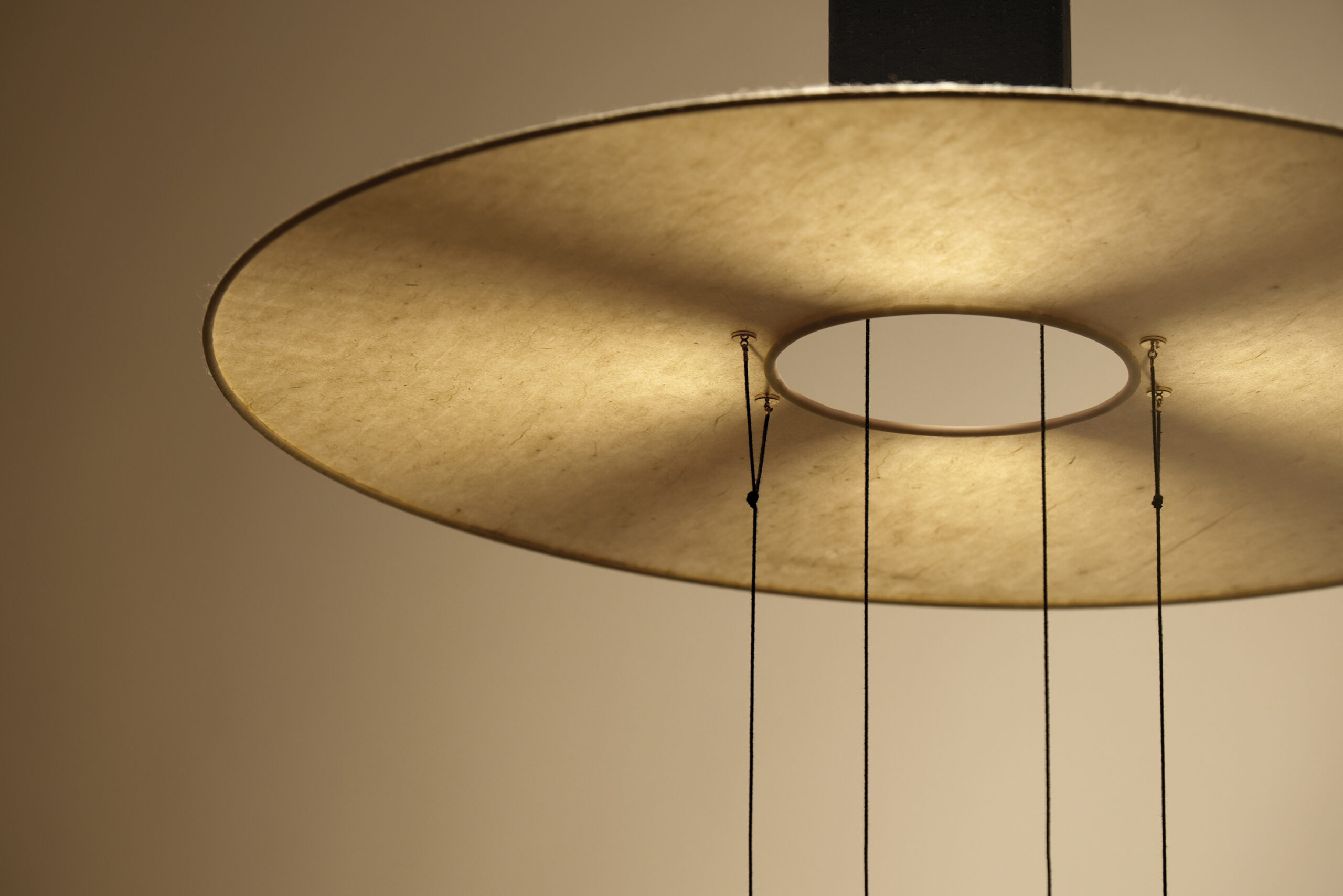 Nova Noire, suspension lumineuse en terre cuite  et papier washi. Détails des fibres végétales du papier artisanal fabriqué dans le sud de la France.