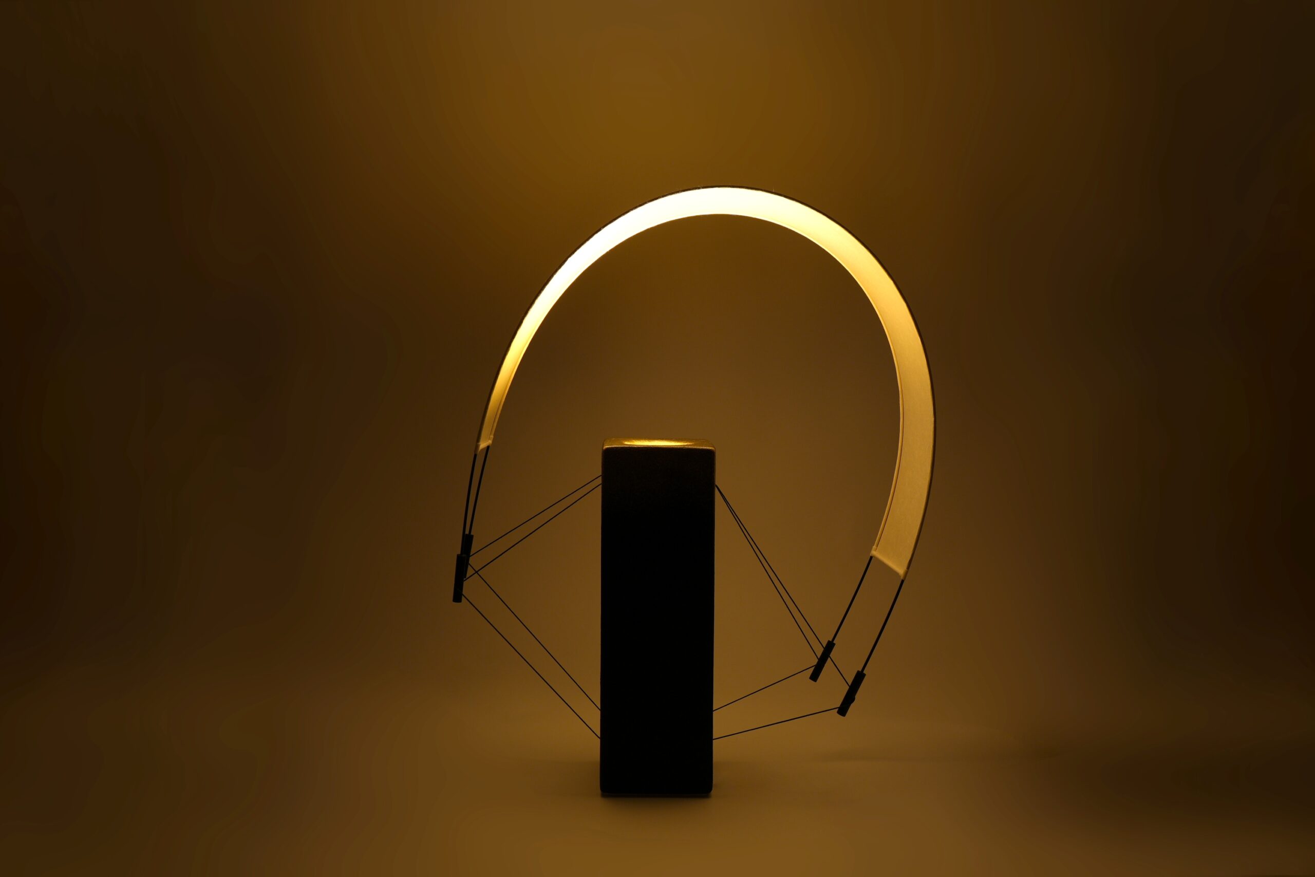 Lumia d'Or allumée avec l'abat-jour orienté latéralement. Cette variation souligne le caractère modulable de la lampe et révèle l'équilibre entre la terre cuite, le papier washi et la lumière.