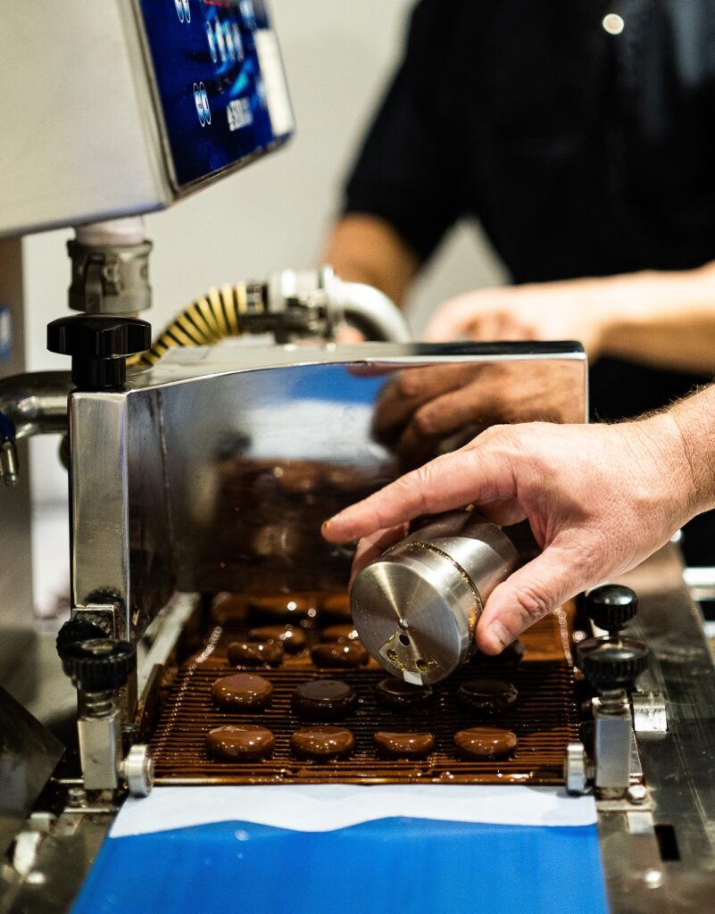 Le chocolatier Thierry Papereux applique la feuille d'or sur les Palets d'Or dans son atelier.
