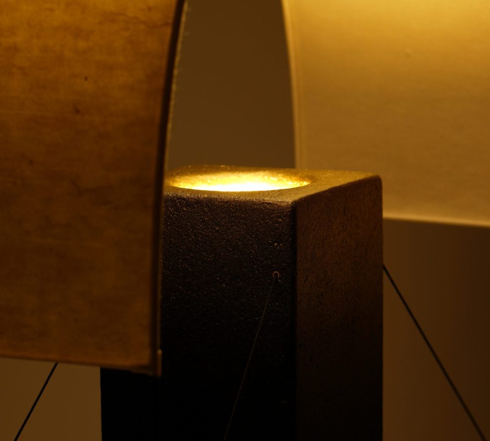 Zoom sur la finition dorée de Lumia d'Or. Réalisée en pièce unique, cette patine subtile capte la lumière et rend hommage aux emblématiques Palets d'Or du chocolatier Thierry Papereux, révélant tout le savoir-faire artisanal de Maison Cédrat.