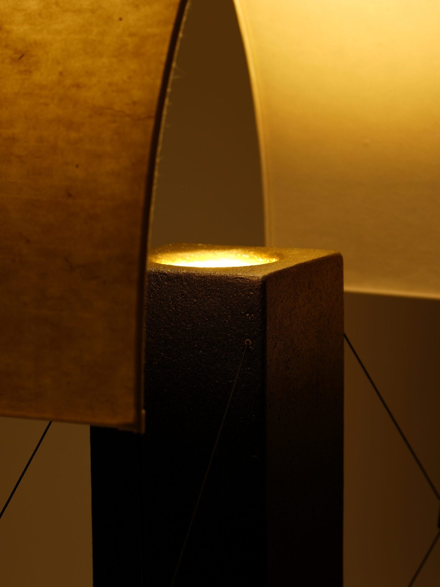 Zoom sur la finition dorée de Lumia d'Or. Réalisée en pièce unique, cette patine subtile capte la lumière et rend hommage aux emblématiques Palets d'Or du chocolatier Thierry Papereux, révélant tout le savoir-faire artisanal de Maison Cédrat.