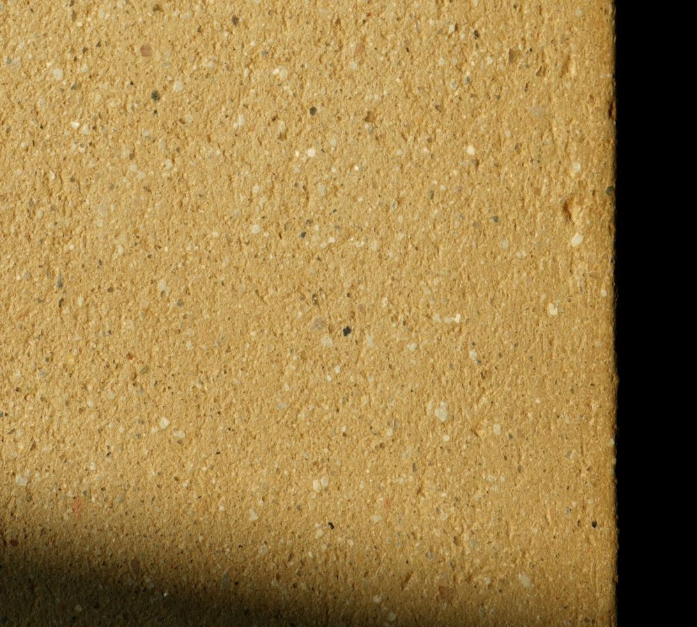 Écla Terre Crue, détails du grain de la terre crue beige moucheté.