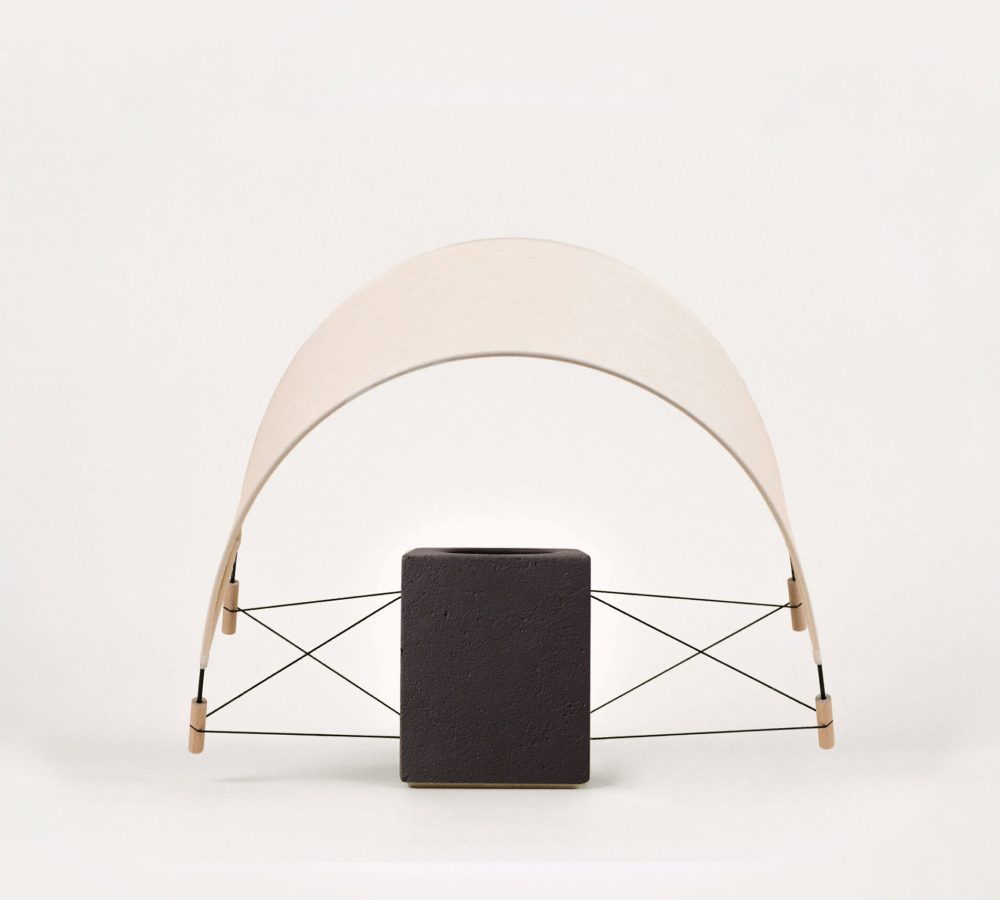 Écla Noire, lampe à poser en papier washi et terre cuite peinte en noir avec l'abat-jour incliné vers l'avant.
