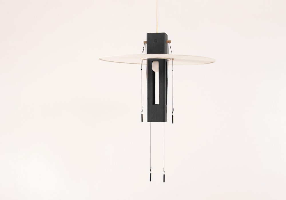 Nova Noire, suspension design en terre cuite peinte en noir et papier washi, l'abat -jour est en position haute. De la Collection Aura par Maison cédrat.