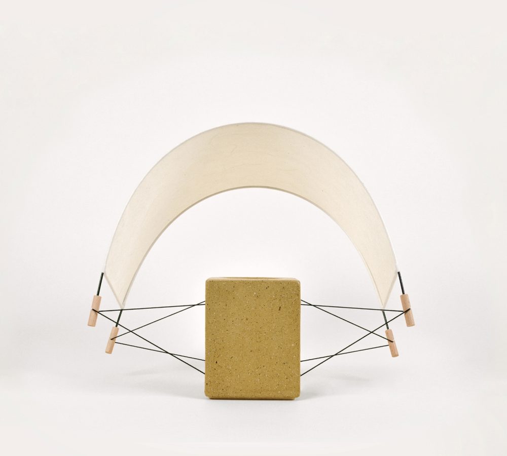 Écla Terre Crue, petite lampe à poser et papier washi en terre crue avec l'abat-jour incliné vers l'arrière.