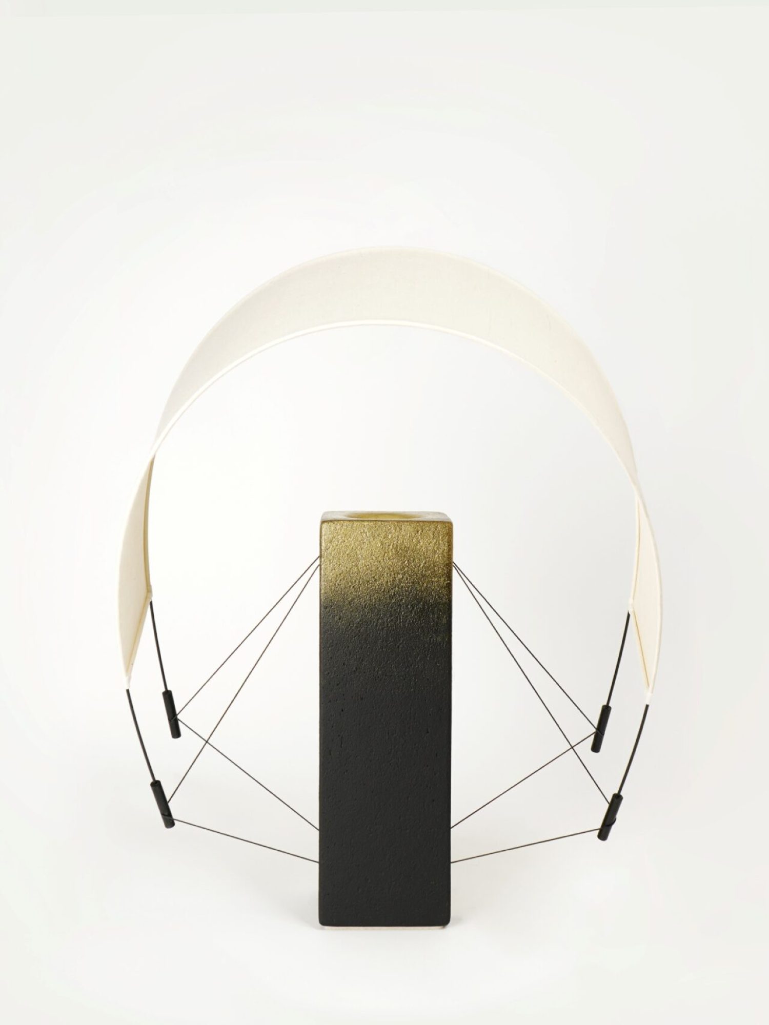 Lampe à poser Lumia d'Or, pièce unique à la finition dorée créée en collaboration avec le chocolatier Thierry Papereux.