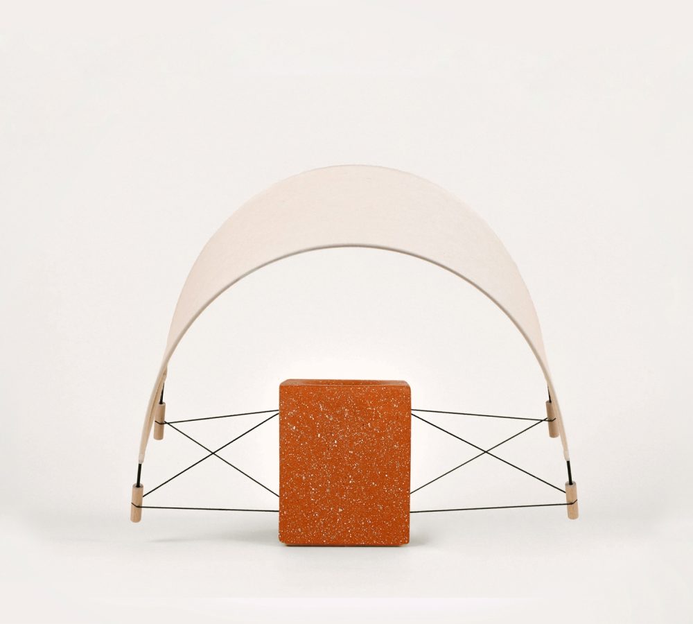 Écla Terracotta, petite lampe à poser et papier washi en terre cuite avec l'abat-jour incliné vers l'avant.