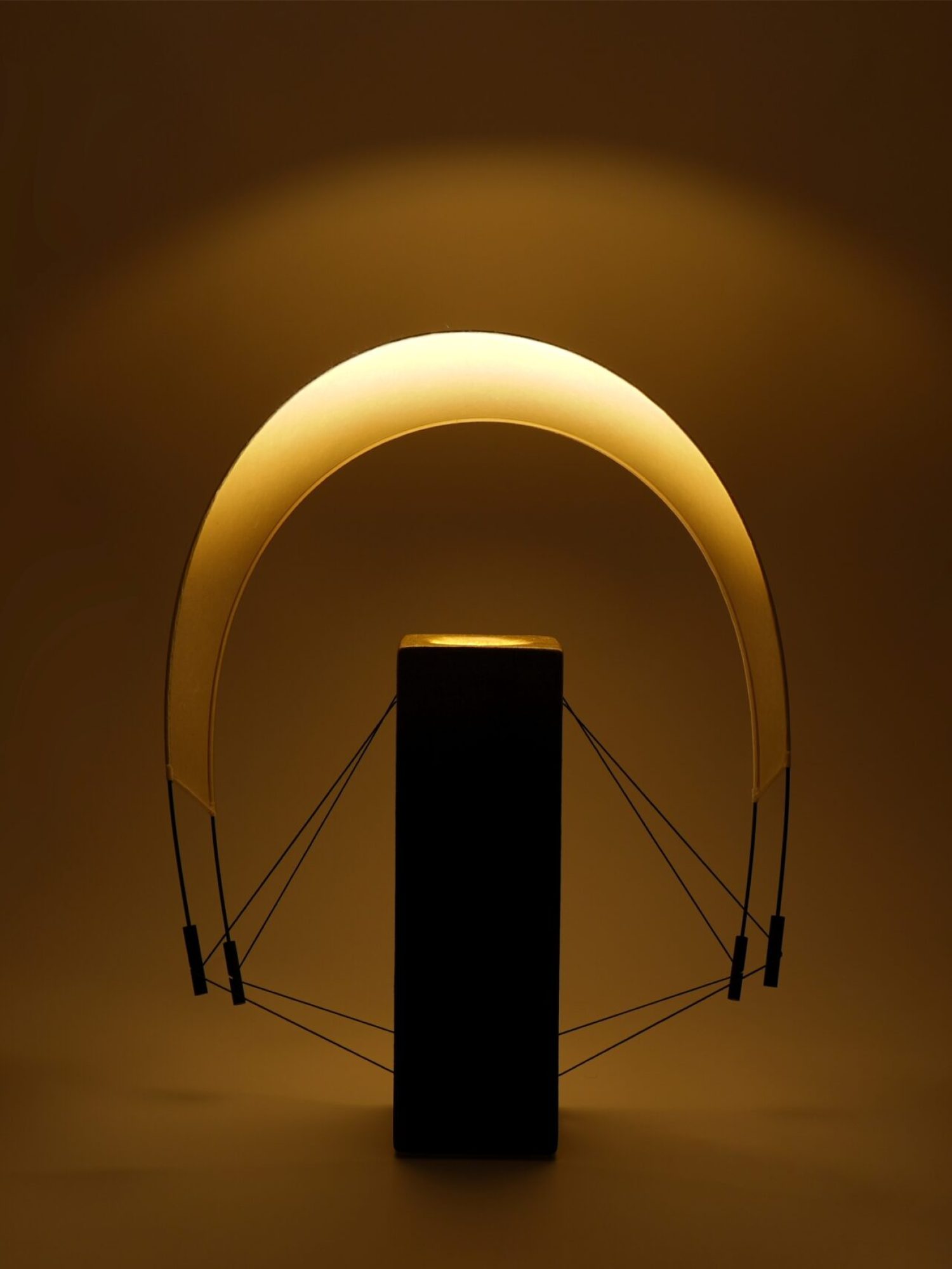 Lumia d'Or allumée avec sa voile en papier washi orientée vers l'arrière. Cette configuration révèle une nouvelle perception de la lumière et souligne la silhouette contemporaine de cette pièce unique créée en collaboration avec le chocolatier Thierry Papereux.