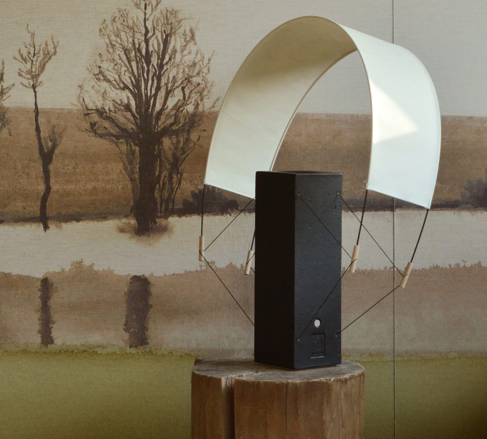 Lumia en terre peinte en noir avec la voile inclinée dans un décor de Maison Makeba 