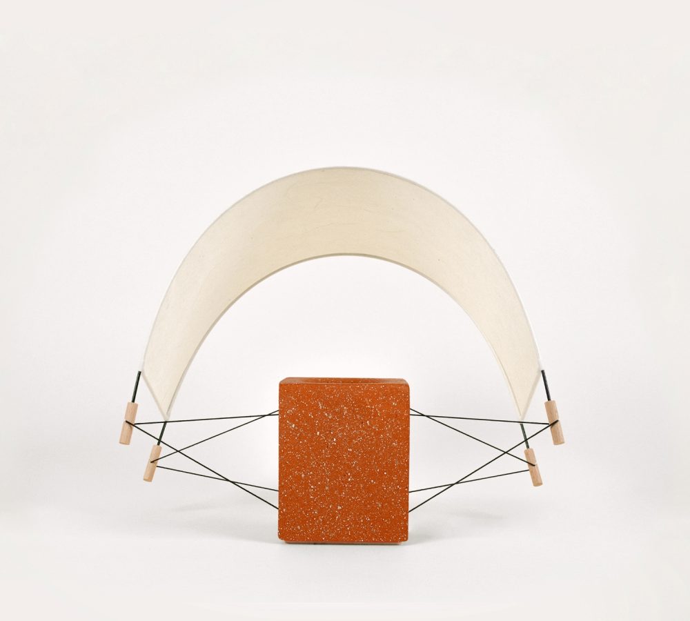 Écla Terracotta, petite lampe à poser et papier washi en terre cuite avec l'abat-jour incliné vers l'arrière.