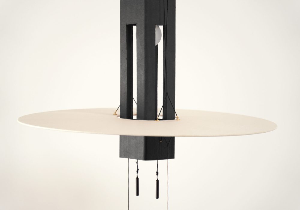 Nova Noire, suspension design, détails des matière naturelles, terres cuite peinte en noir et papier washi artisanal fabriqué en France. Luminaire de la Collection Aura par Maison Cédrat.