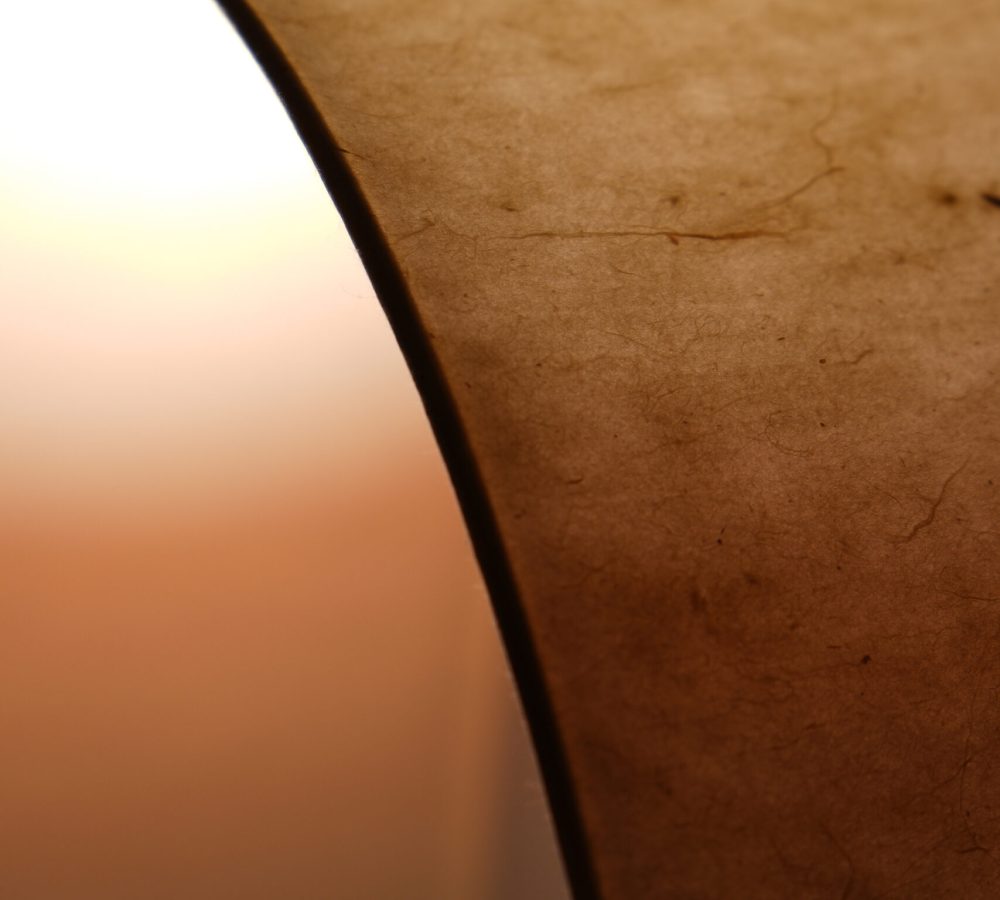 Gros plan sur les fibres naturelles du papier washi de Lumia Terracotta révélant la richesse de sa texture