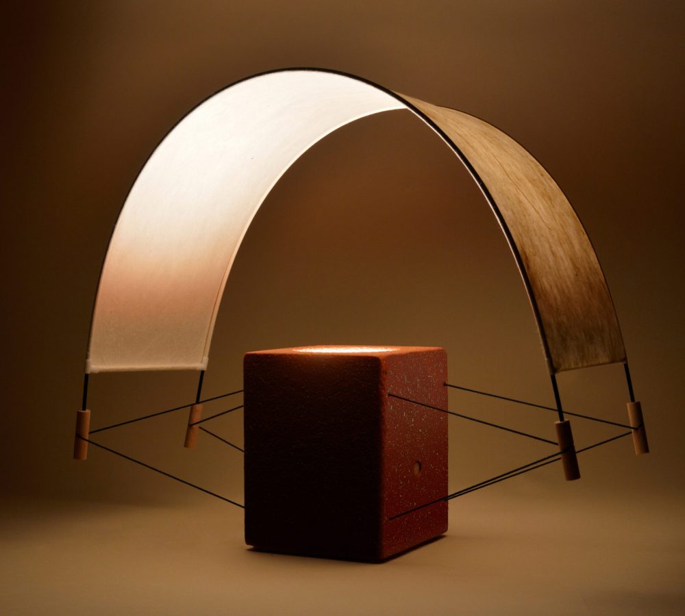Écla Terracotta, petite lampe à poser allumée, en papier washi et terre cuite.