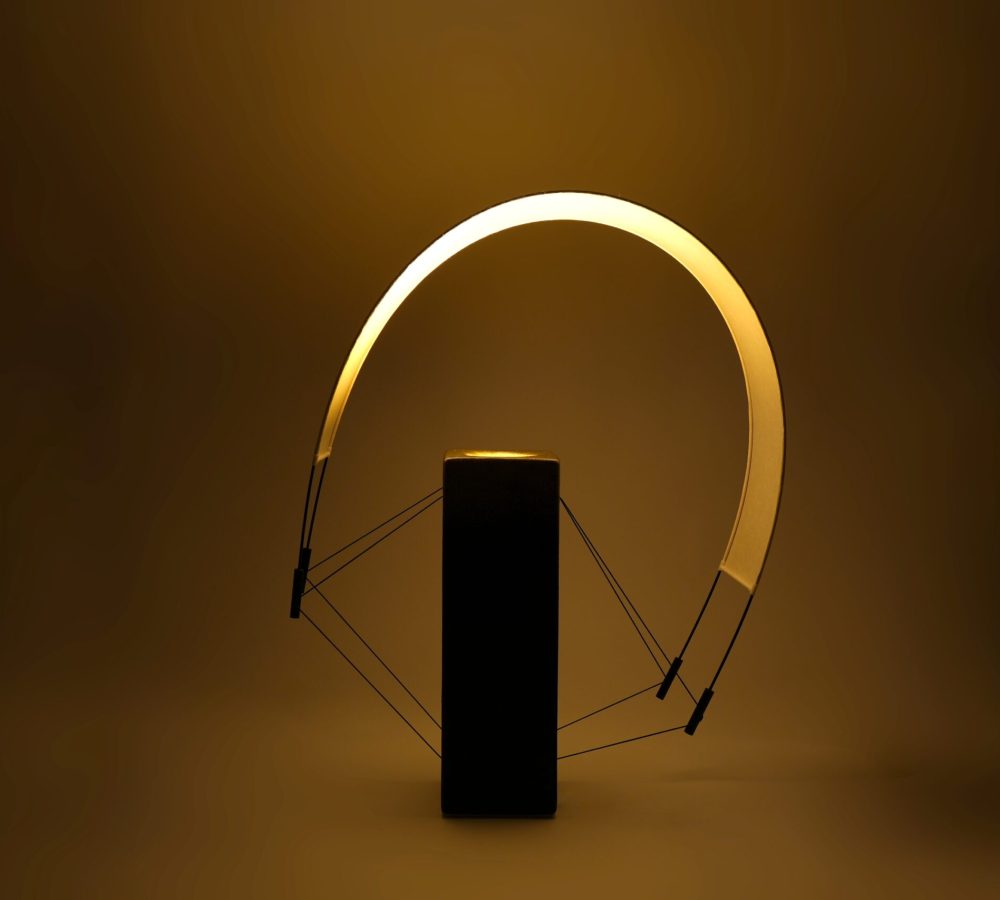 Lumia d'Or allumée avec l'abat-jour orienté latéralement. Cette variation souligne le caractère modulable de la lampe et révèle l'équilibre entre la terre cuite, le papier washi et la lumière.
