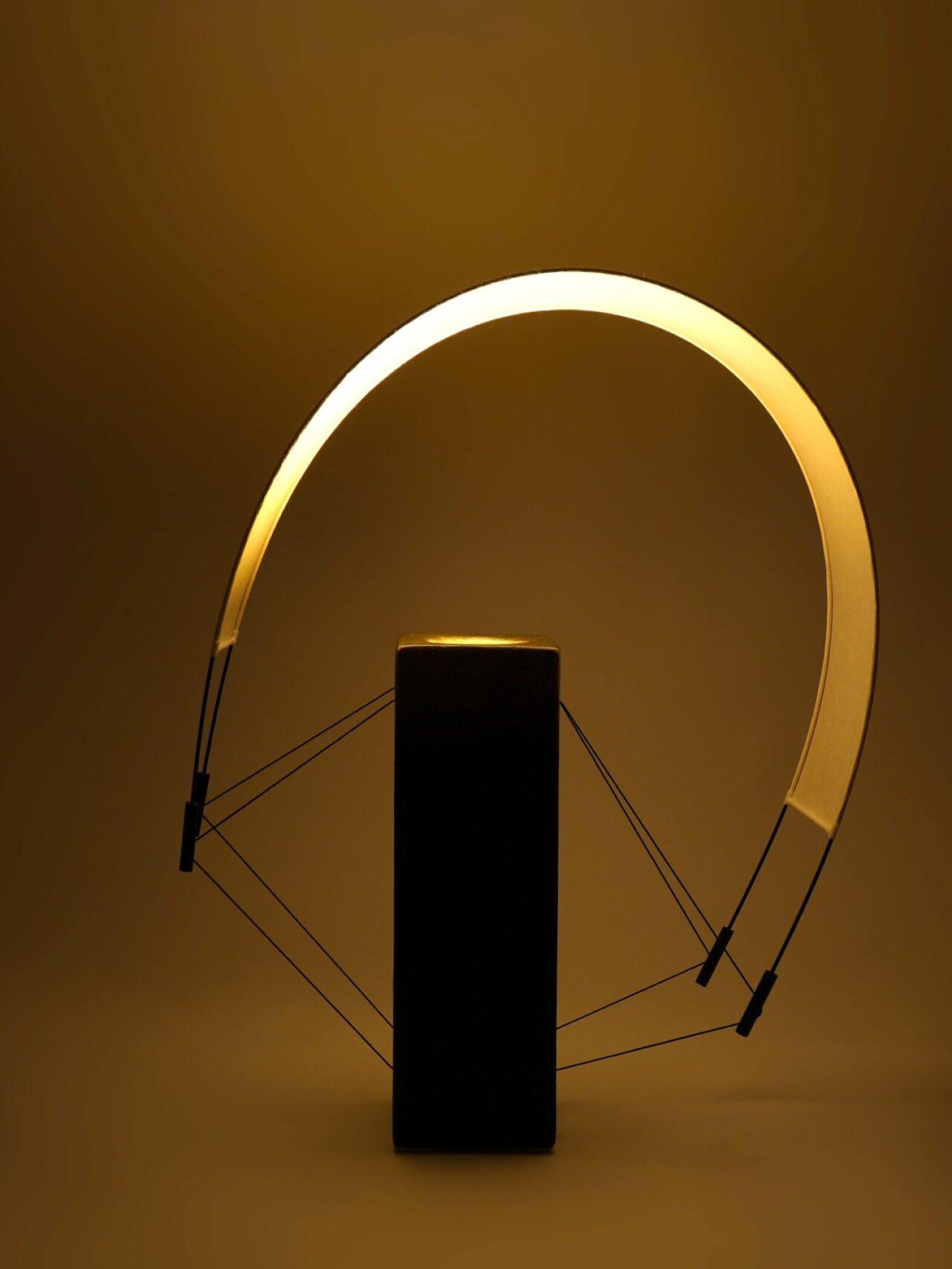 Lumia d'Or allumée avec l'abat-jour orienté latéralement. Cette variation souligne le caractère modulable de la lampe et révèle l'équilibre entre la terre cuite, le papier washi et la lumière.