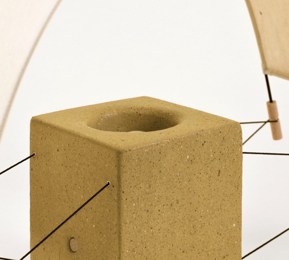 Détails de la terre crue de Écla Terre Crue révélant sa teinte naturelle beige et son grain minéral.