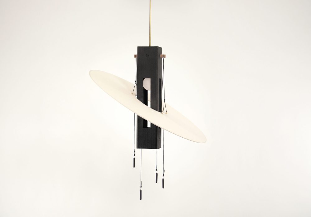 Nova Noire vue de face, Suspension lumineuse éteinte en terre cuite peinte en noir et papier washi suspendue. Abat-jour incliné.