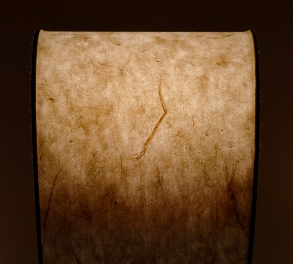 Détails des fribes de kozo de la voiles en papier washi artisanale de la lampe à poser Écla Terracotta de la Collection Aura par Maison Cédrat