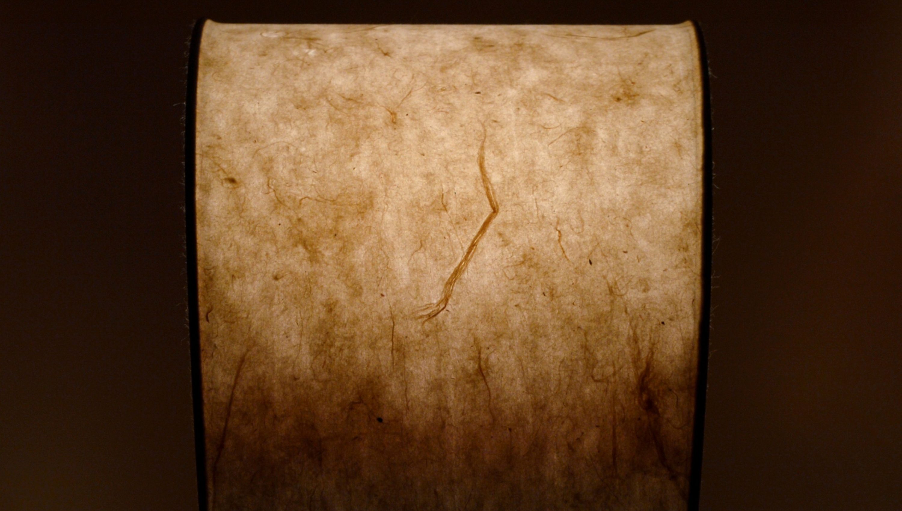 Écla Terracotta, lampe à poser allumée, détails des fibres naturelle de la voile en papier washi artisanal de la collection Aura par Maison Cédrat