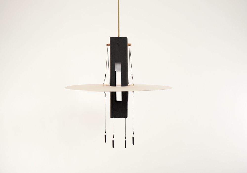 Nova Noire, suspension design en terre peinte en noire et papier washi, vue de face de la lampe éteinte. Création artisanale de la Collection Aura par Maison Cédrat.
