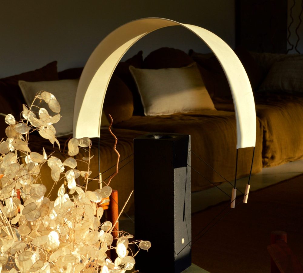 Lumia Noire, lampe à poser signée Maison Cédrat, détails des matières naturelles la terre et le papier washi